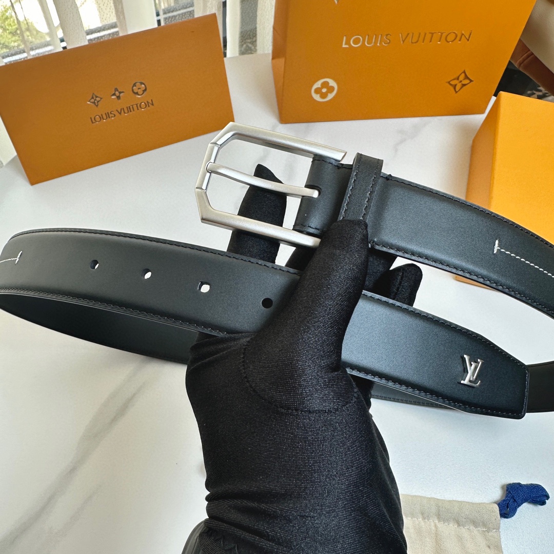 L0UIS VUITT0N 今季新品 原單腰帶 寬度35毫米 雙面進口小牛皮 尾部獨特的尾巴五金設計 帶身機車縫白色線 