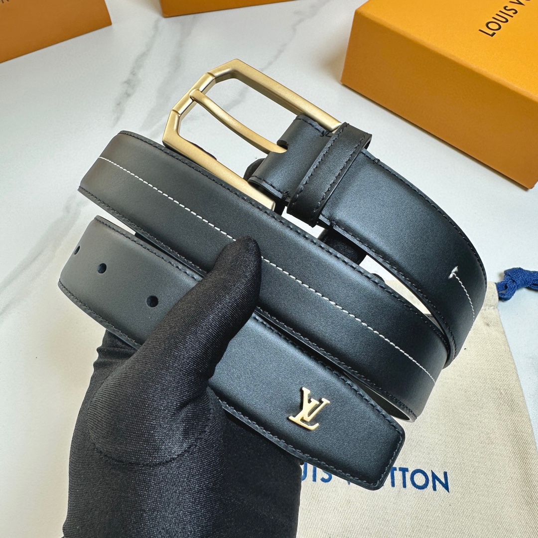 L0UIS VUITT0N 今季新品 原單腰帶 寬度35毫米 雙面進口小牛皮 尾部獨特的尾巴五金設計 帶身機車縫白色線 