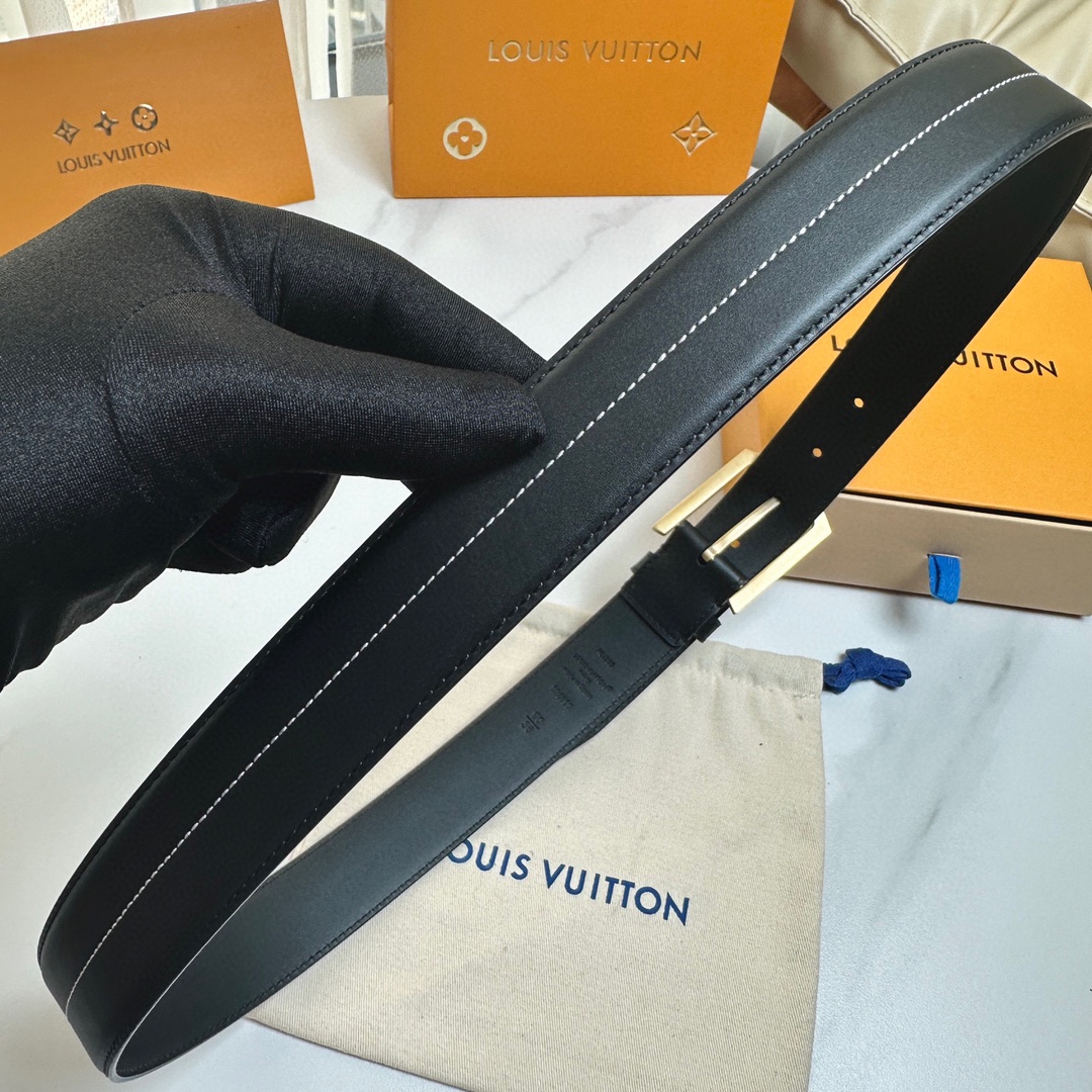 L0UIS VUITT0N 今季新品 原單腰帶 寬度35毫米 雙面進口小牛皮 尾部獨特的尾巴五金設計 帶身機車縫白色線 