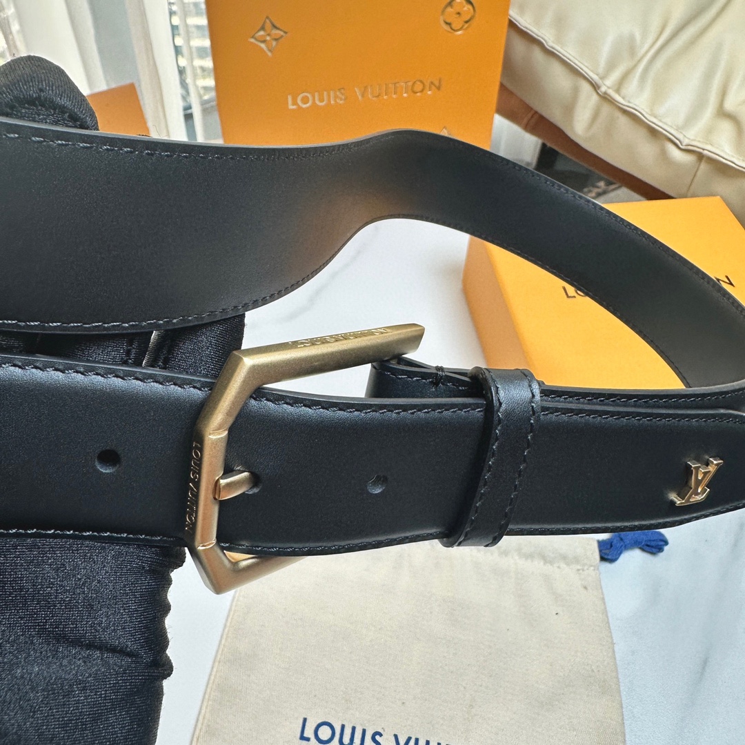 L0UIS VUITT0N 今季新品 原單腰帶 寬度35毫米 雙面進口小牛皮 尾部獨特的尾巴五金設計 帶身機車縫白色線 