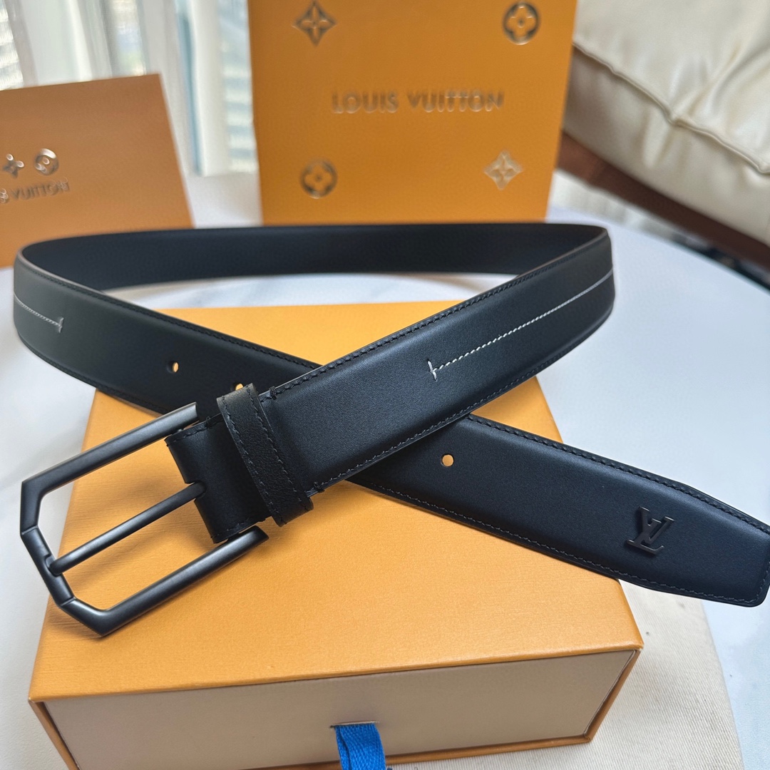 L0UIS VUITT0N 今季新品 原單腰帶 寬度35毫米 雙面進口小牛皮 尾部獨特的尾巴五金設計 帶身機車縫白色線 