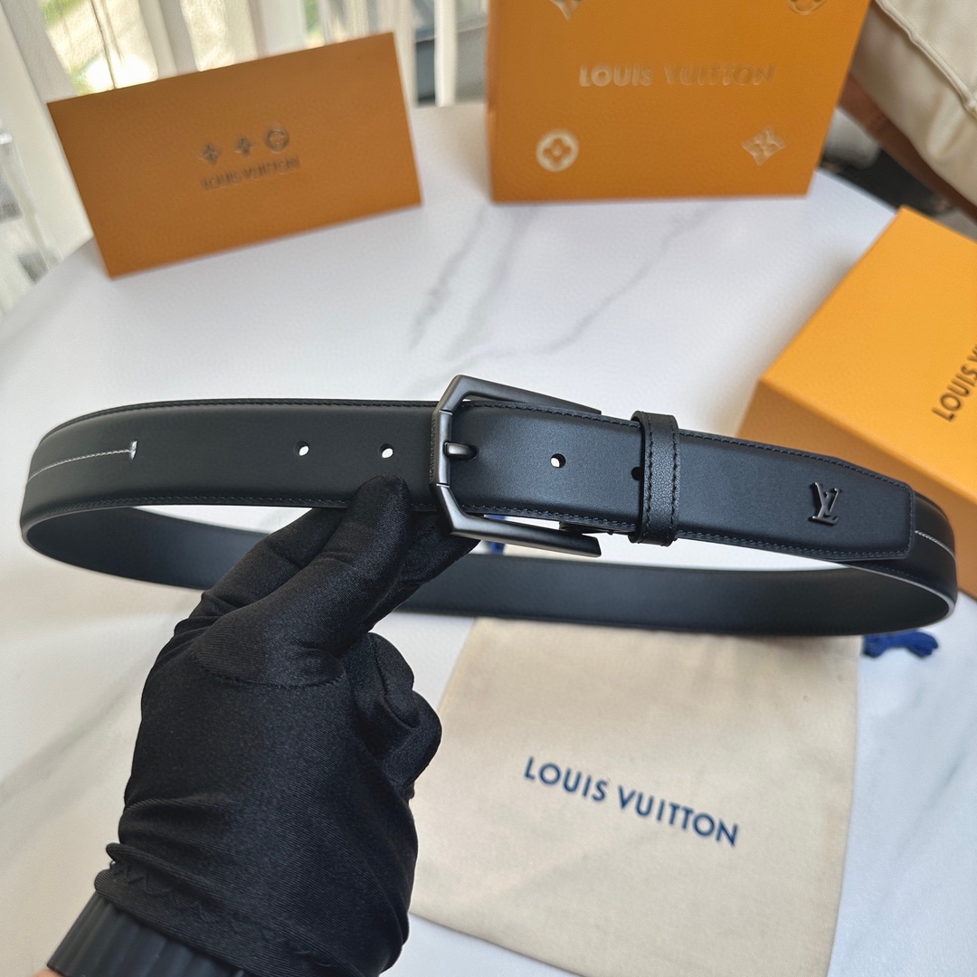 L0UIS VUITT0N 今季新品 原單腰帶 寬度35毫米 雙面進口小牛皮 尾部獨特的尾巴五金設計 帶身機車縫白色線 