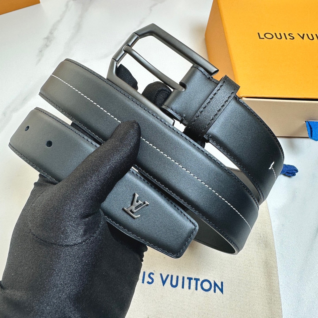L0UIS VUITT0N 今季新品 原單腰帶 寬度35毫米 雙面進口小牛皮 尾部獨特的尾巴五金設計 帶身機車縫白色線 