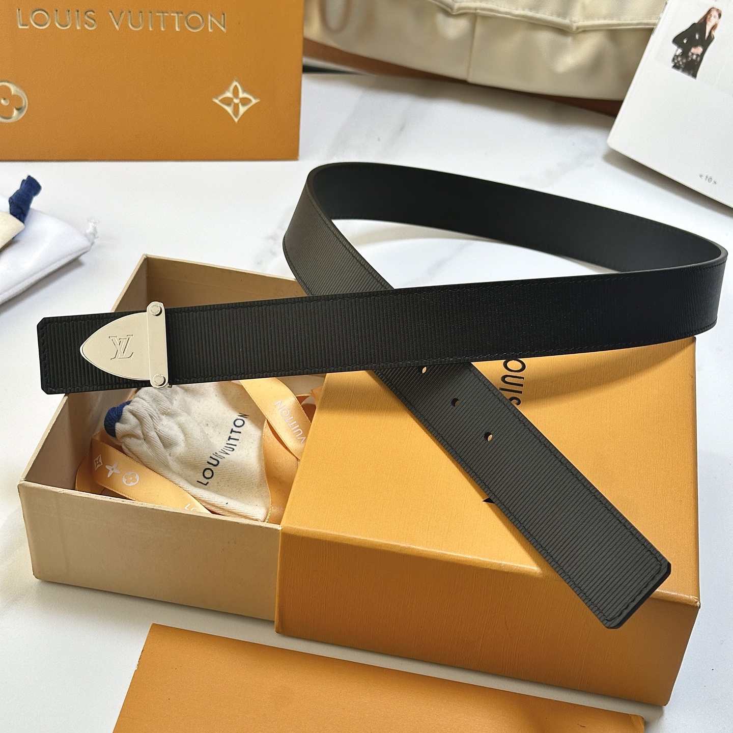 L驢家今季新品 男士原單腰帶 寬度35毫米 雙面進口小牛皮壓細紋內襯平紋小牛皮底 搭配圓形圖案五金 可雙