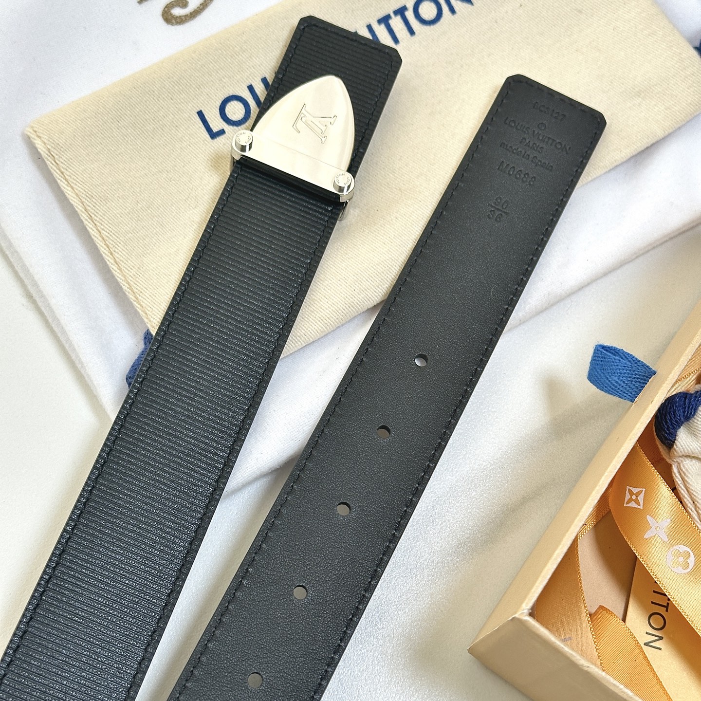 L驢家今季新品 男士原單腰帶 寬度35毫米 雙面進口小牛皮壓細紋內襯平紋小牛皮底 搭配圓形圖案五金 可雙