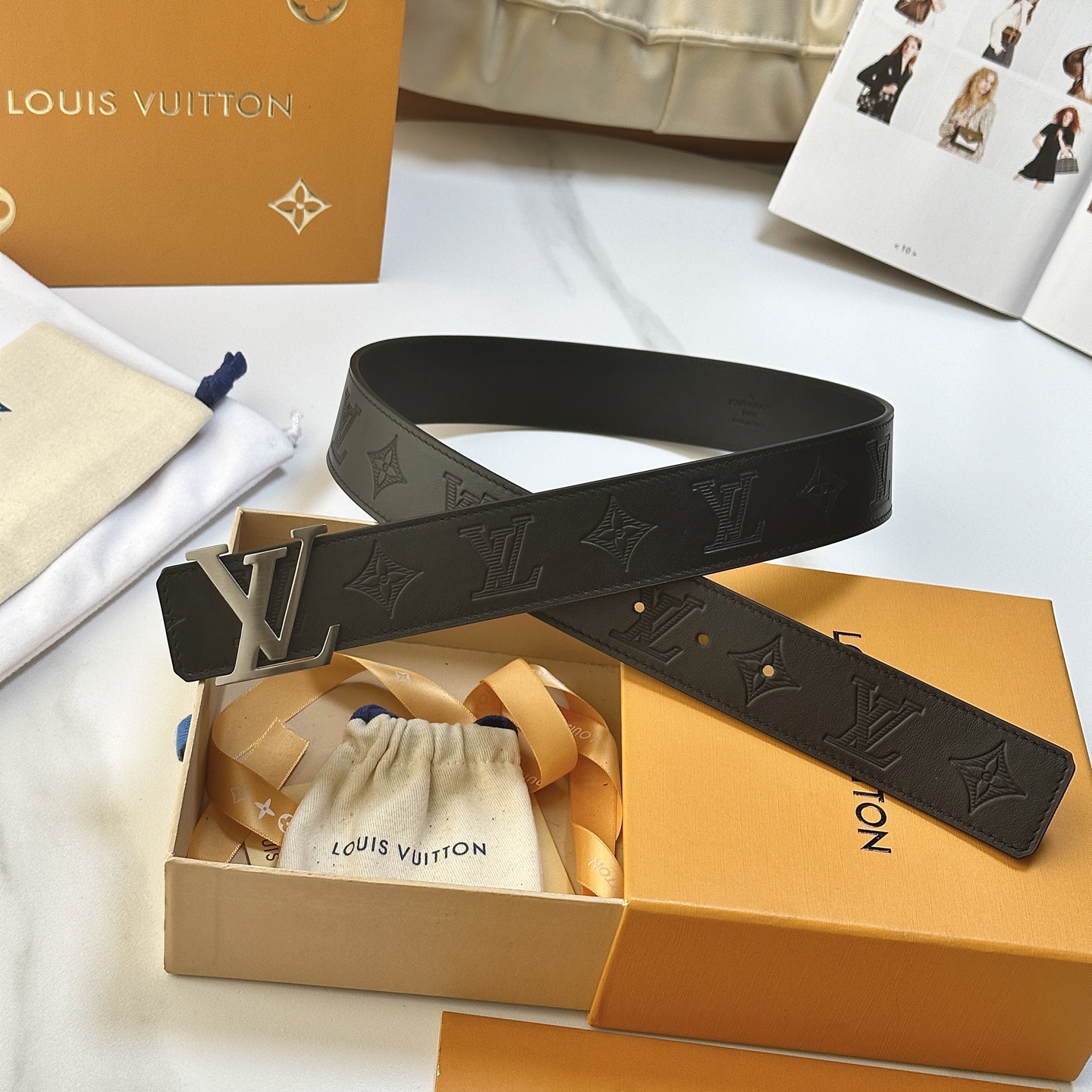 NO:763954,L V The latest version of the Lvjia counter has a width of 40 mm. The belt surface is made of customized original imported first-layer calfskin with the brand logo embossed on it. It feels great and is equipped with a new letter buckle to meet different needs. Classic and versatile! ,belt,cowhide19860909L V 驢家專櫃最新版本 寬度40毫米 皮帶面採用定制原廠進口頭層小牛皮壓品牌logo 手感極佳 配置經新型字母搭扣 滿足不同需求 經典百搭款！,皮带,cowhide,Belt