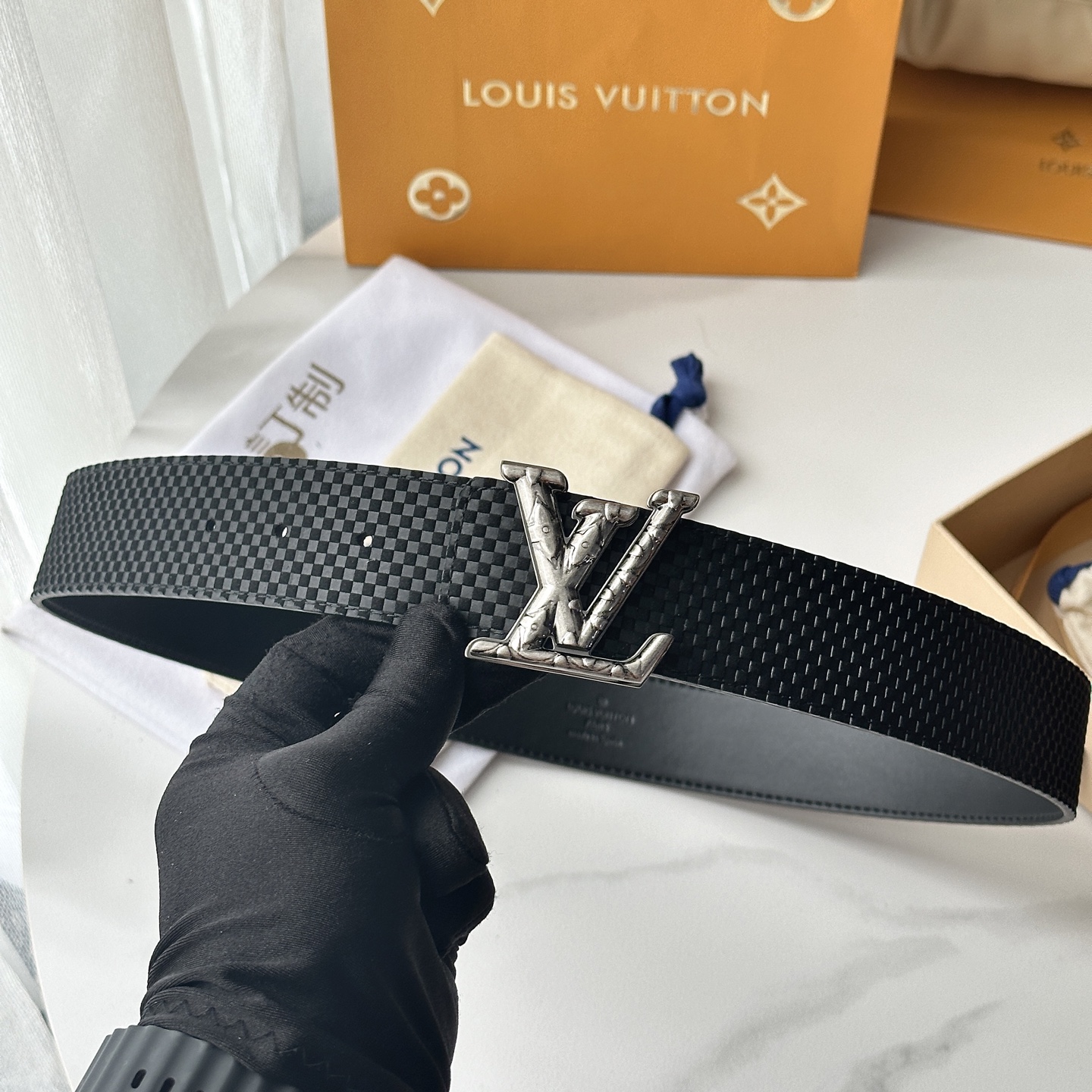 L驢家專櫃最新升級版本 寬度40mm 原廠小牛皮面壓刻有小格子圖案效果 進口柔軟小牛皮底 搭配新型字母搭