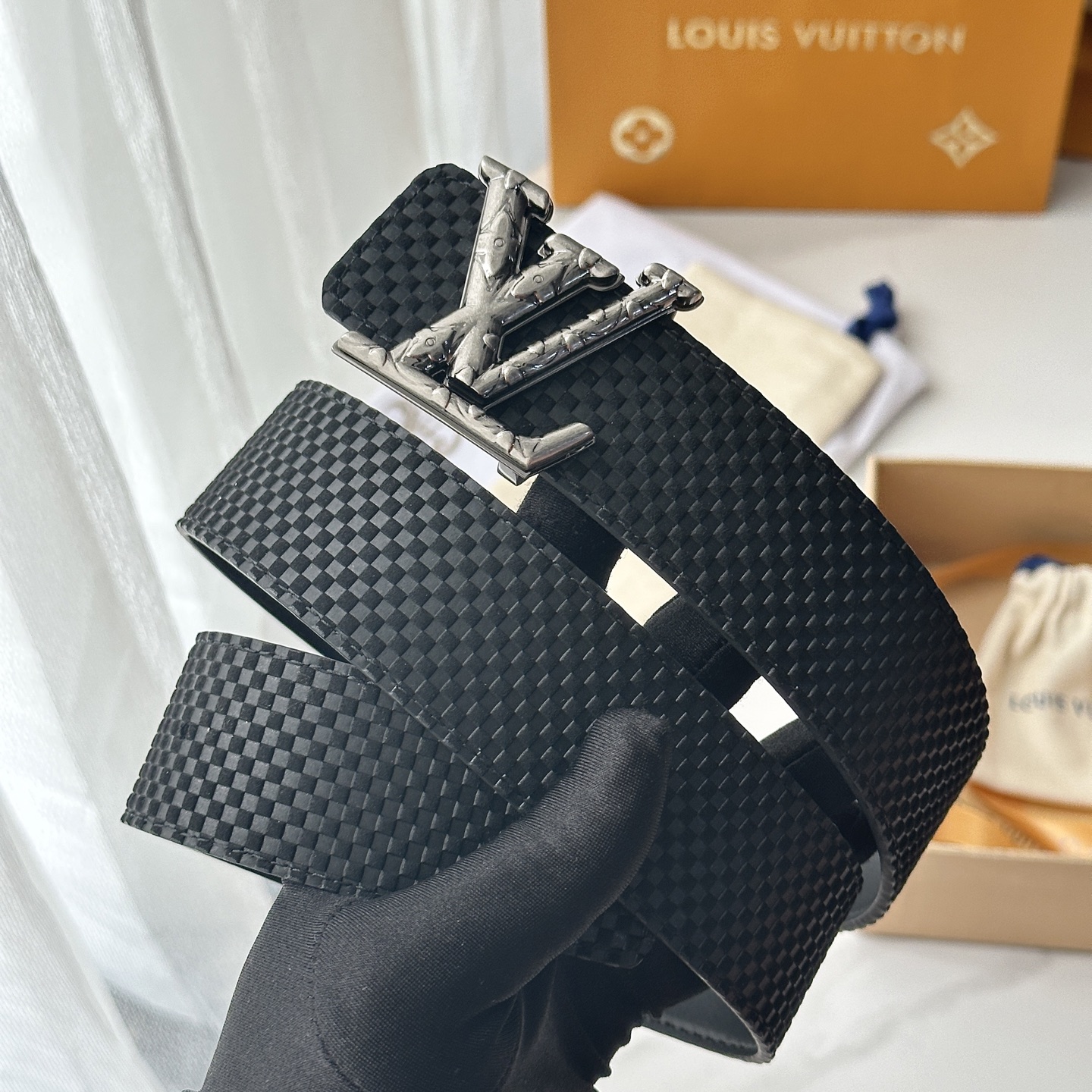 L驢家專櫃最新升級版本 寬度40mm 原廠小牛皮面壓刻有小格子圖案效果 進口柔軟小牛皮底 搭配新型字母搭