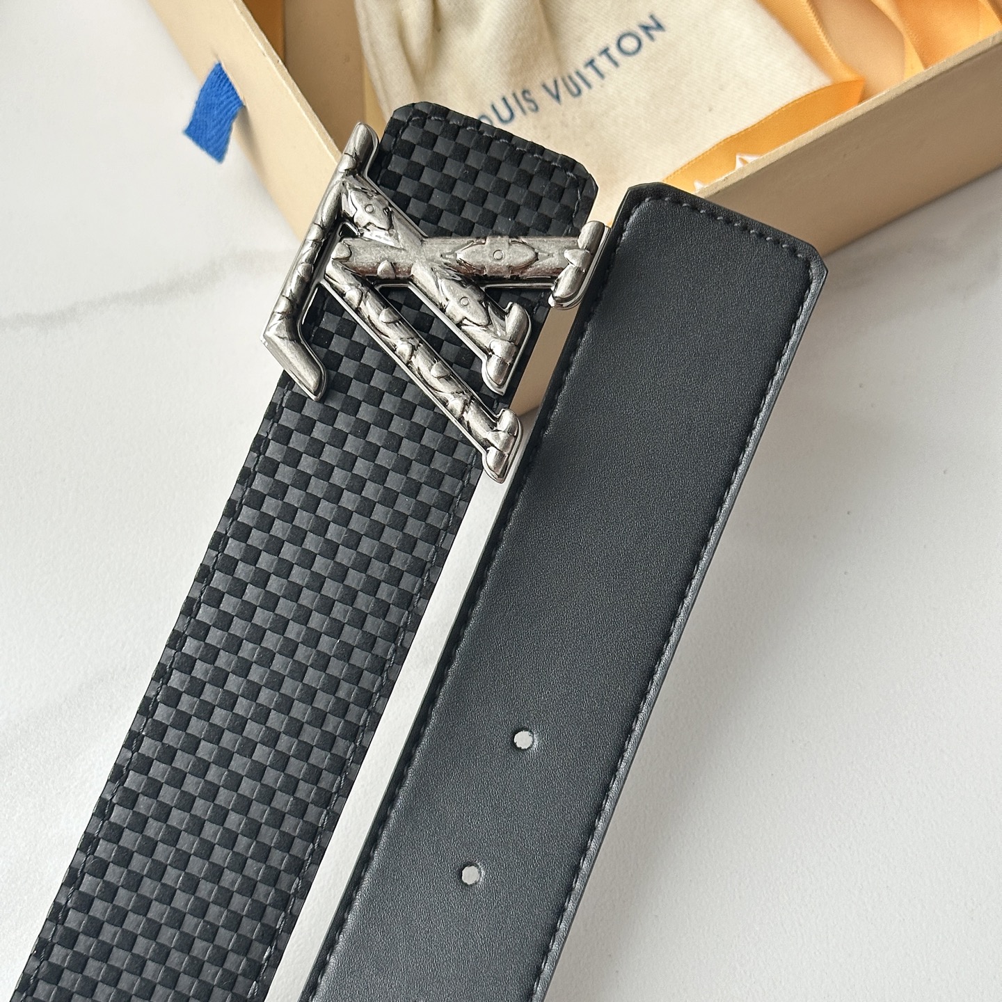 L驢家專櫃最新升級版本 寬度40mm 原廠小牛皮面壓刻有小格子圖案效果 進口柔軟小牛皮底 搭配新型字母搭