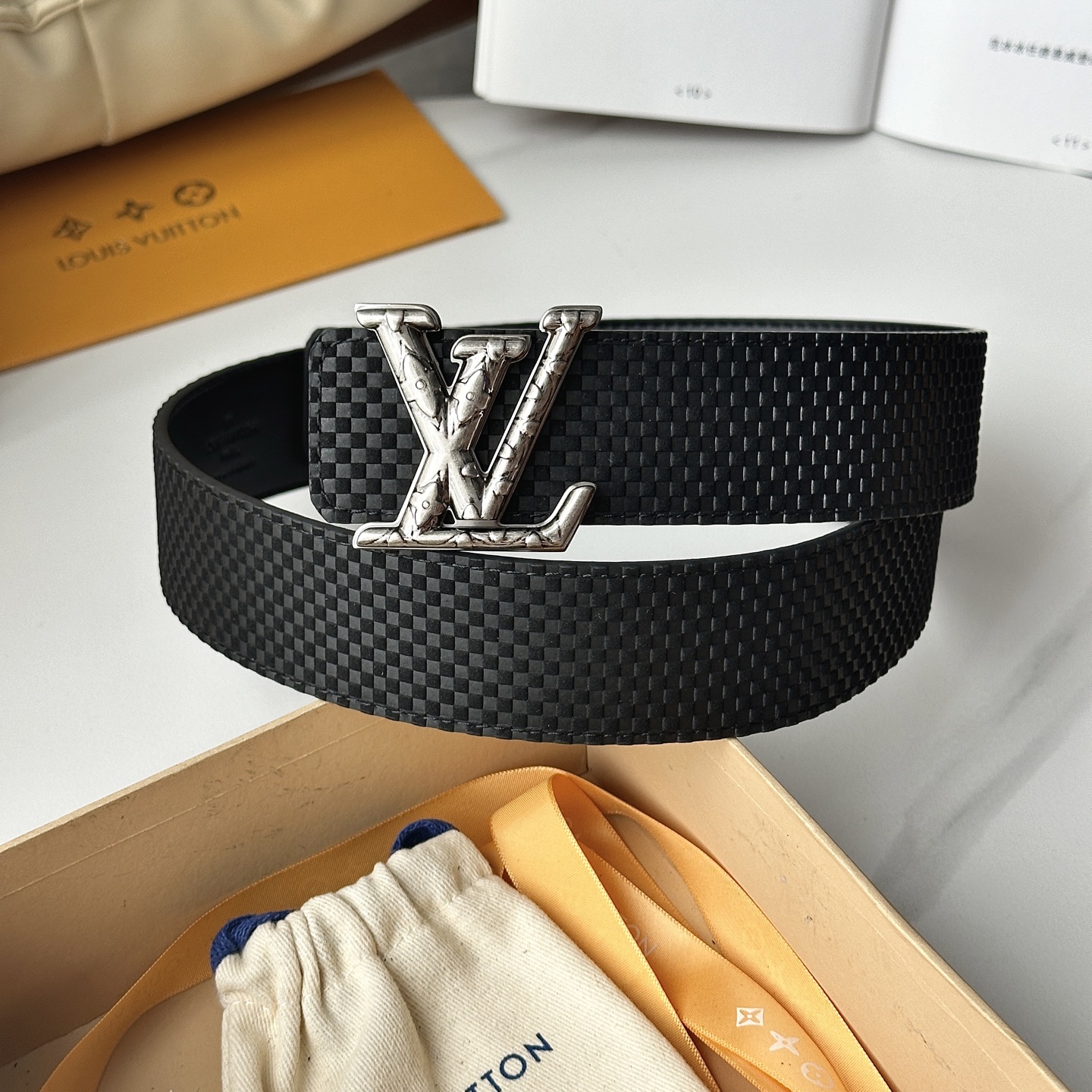 L驢家專櫃最新升級版本 寬度40mm 原廠小牛皮面壓刻有小格子圖案效果 進口柔軟小牛皮底 搭配新型字母搭