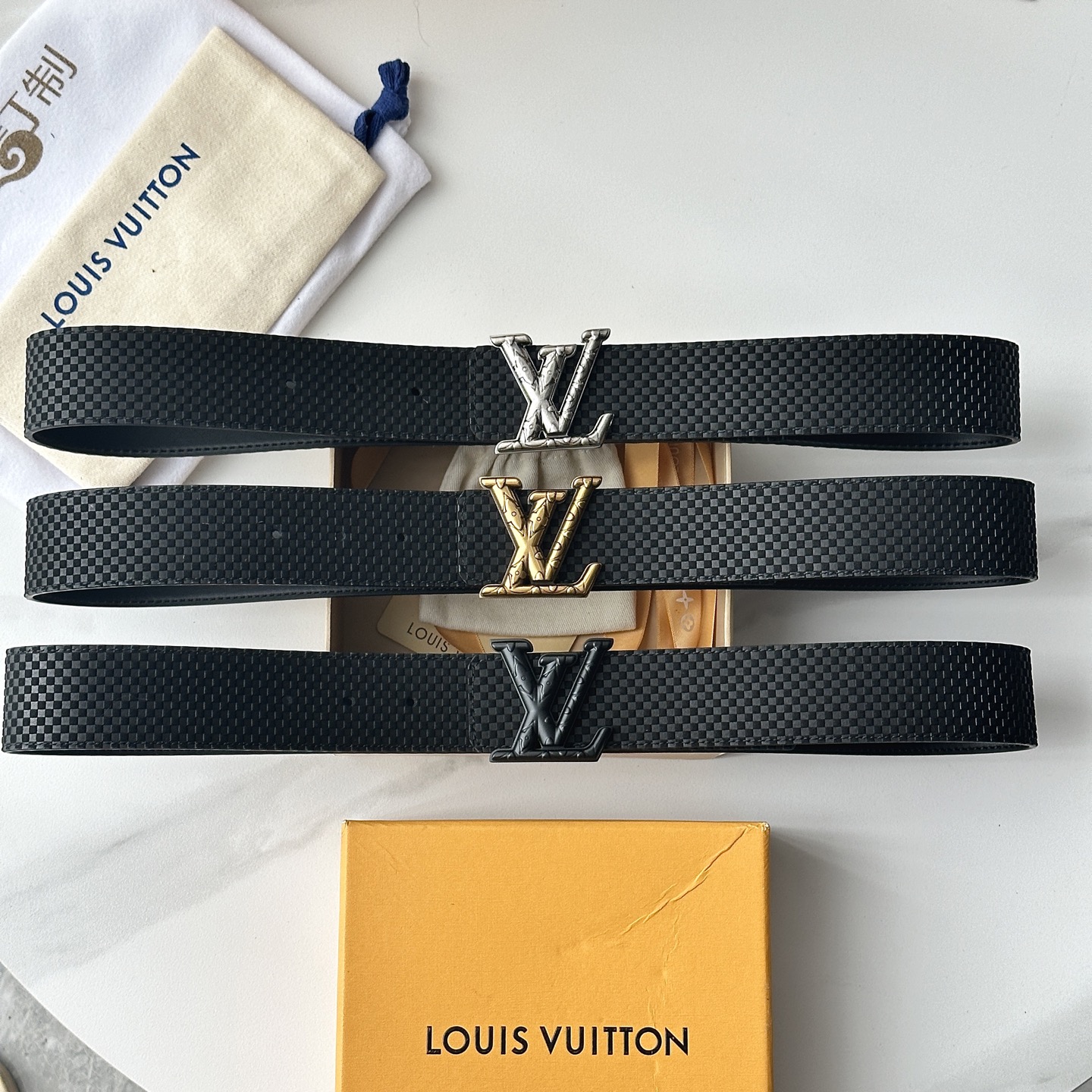 L驢家專櫃最新升級版本 寬度40mm 原廠小牛皮面壓刻有小格子圖案效果 進口柔軟小牛皮底 搭配新型字母搭