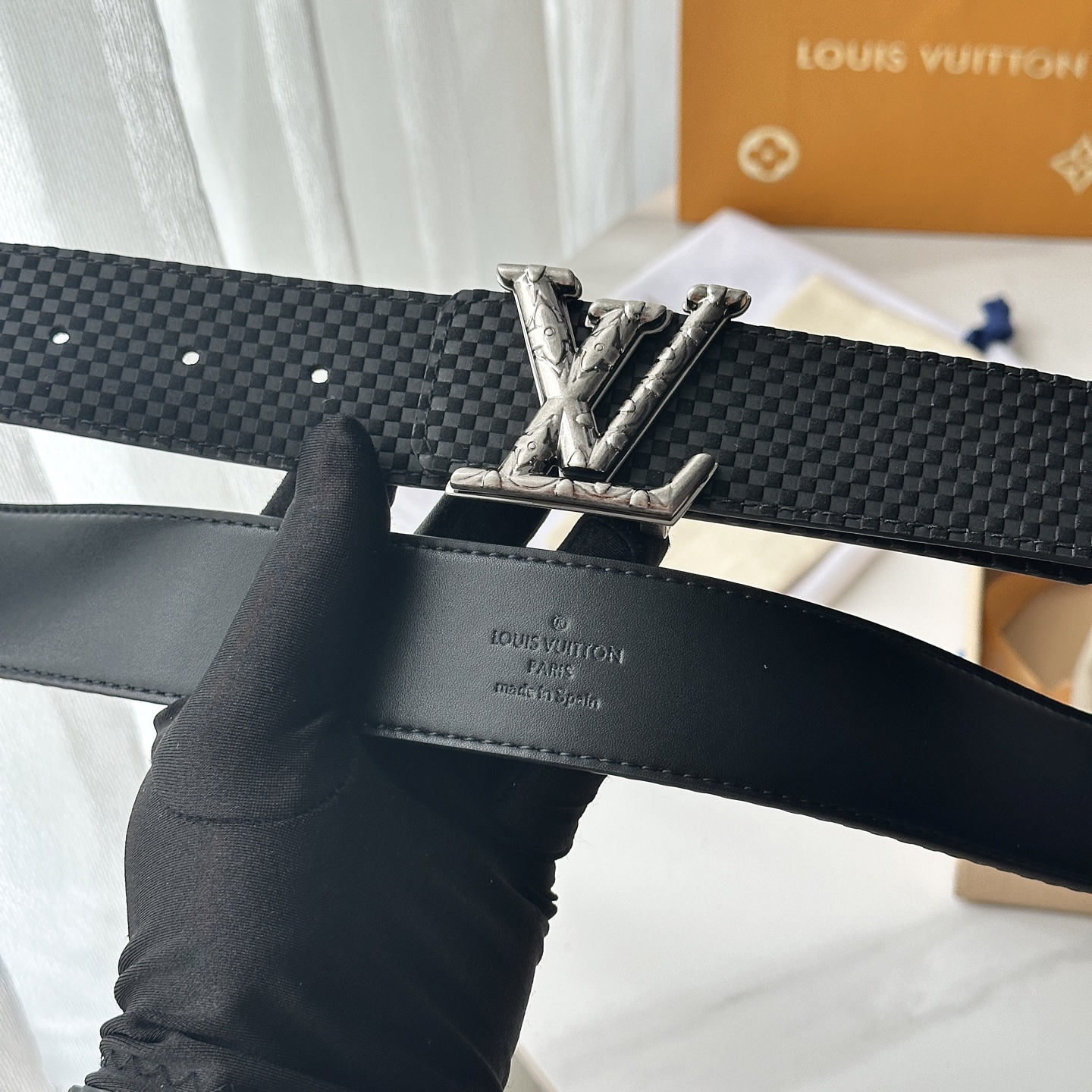 L驢家專櫃最新升級版本 寬度40mm 原廠小牛皮面壓刻有小格子圖案效果 進口柔軟小牛皮底 搭配新型字母搭