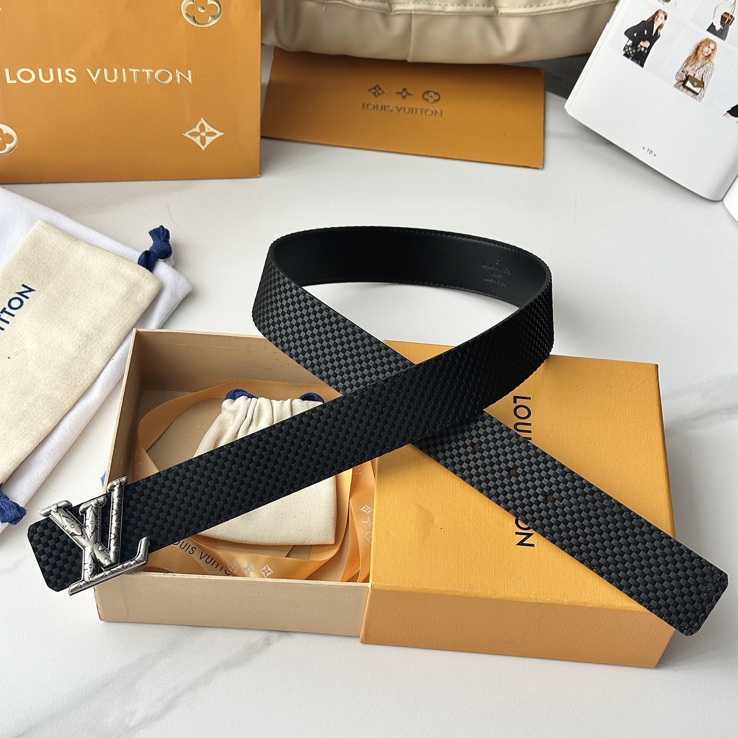 L驢家專櫃最新升級版本 寬度40mm 原廠小牛皮面壓刻有小格子圖案效果 進口柔軟小牛皮底 搭配新型字母搭