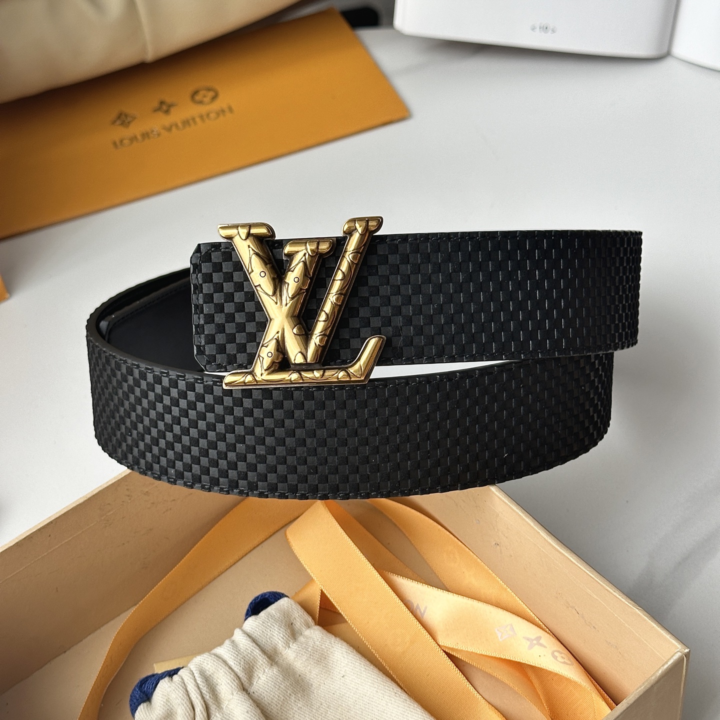 L驢家專櫃最新升級版本 寬度40mm 原廠小牛皮面壓刻有小格子圖案效果 進口柔軟小牛皮底 搭配新型字母搭