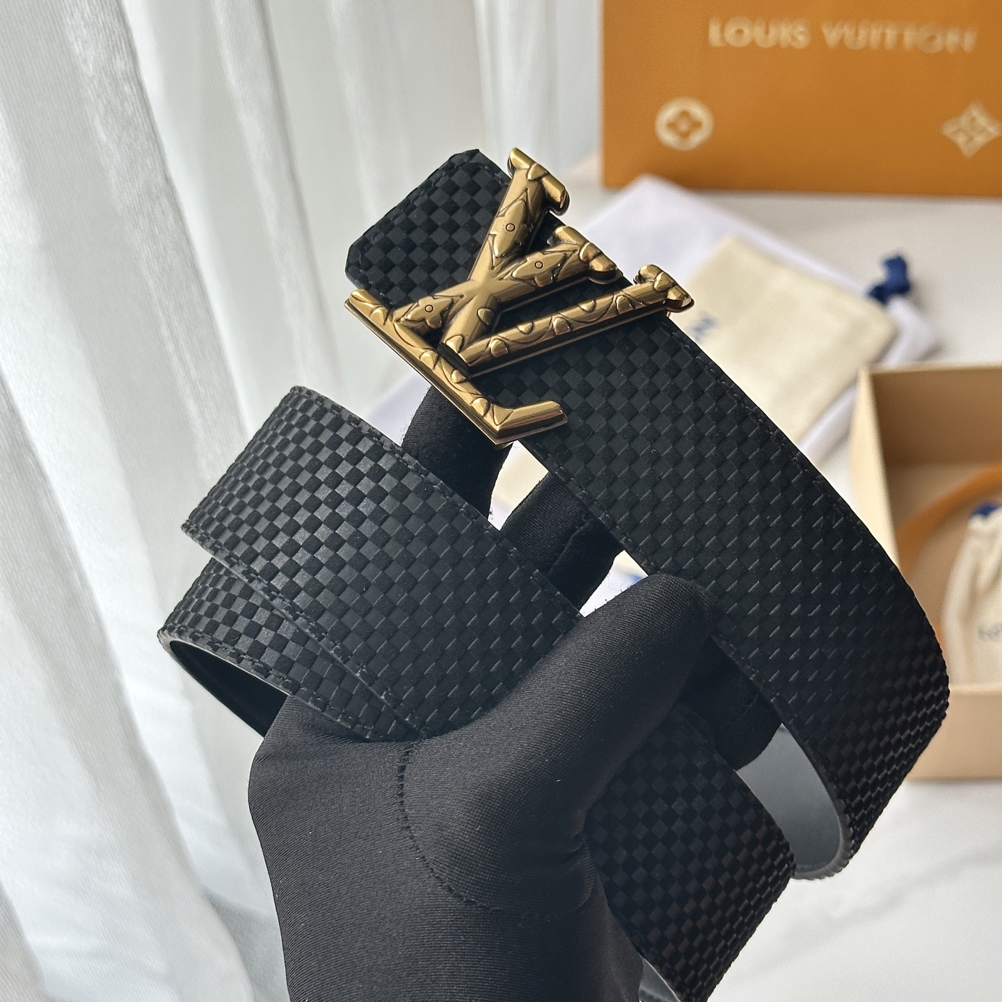 L驢家專櫃最新升級版本 寬度40mm 原廠小牛皮面壓刻有小格子圖案效果 進口柔軟小牛皮底 搭配新型字母搭