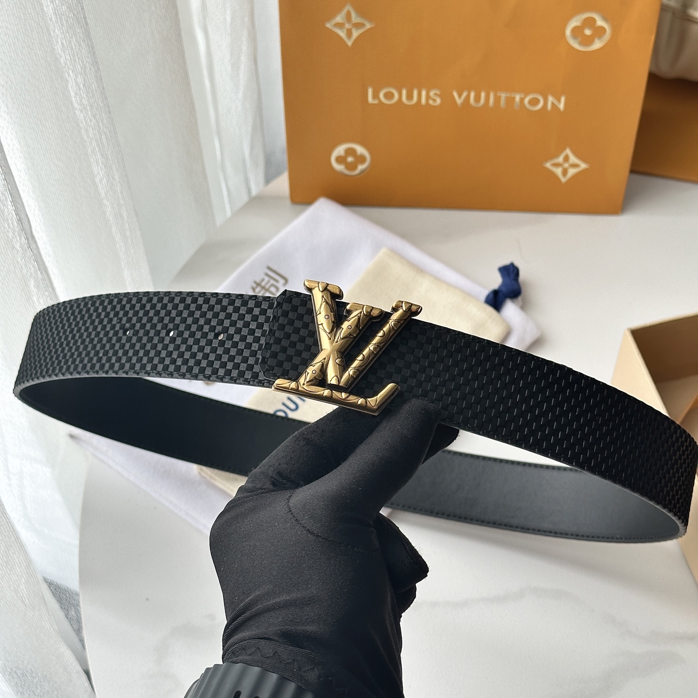 L驢家專櫃最新升級版本 寬度40mm 原廠小牛皮面壓刻有小格子圖案效果 進口柔軟小牛皮底 搭配新型字母搭