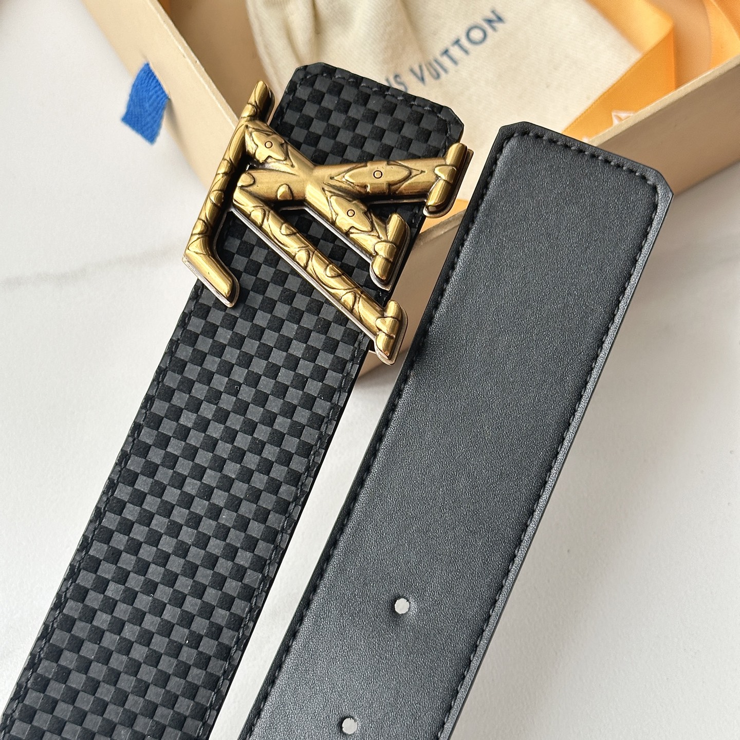 L驢家專櫃最新升級版本 寬度40mm 原廠小牛皮面壓刻有小格子圖案效果 進口柔軟小牛皮底 搭配新型字母搭