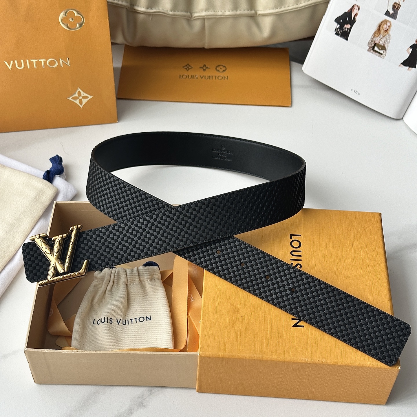 L驢家專櫃最新升級版本 寬度40mm 原廠小牛皮面壓刻有小格子圖案效果 進口柔軟小牛皮底 搭配新型字母搭