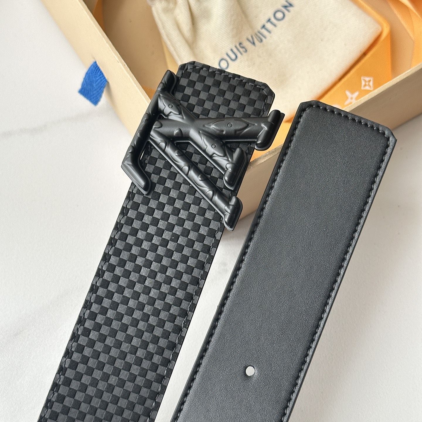 L驢家專櫃最新升級版本 寬度40mm 原廠小牛皮面壓刻有小格子圖案效果 進口柔軟小牛皮底 搭配新型字母搭