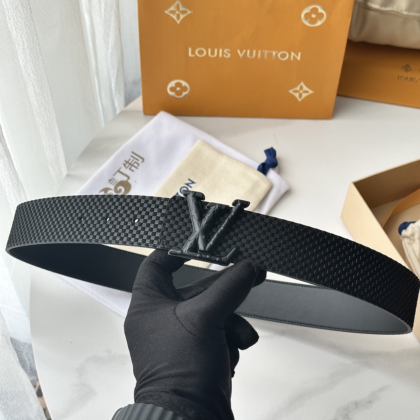 L驢家專櫃最新升級版本 寬度40mm 原廠小牛皮面壓刻有小格子圖案效果 進口柔軟小牛皮底 搭配新型字母搭