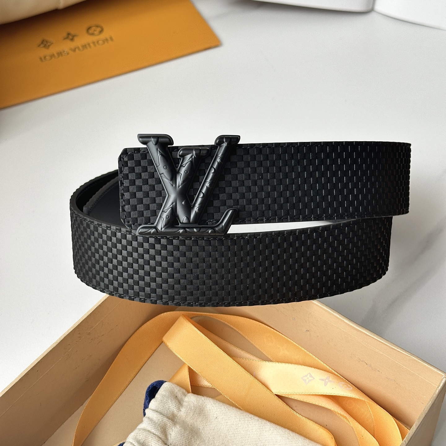 L驢家專櫃最新升級版本 寬度40mm 原廠小牛皮面壓刻有小格子圖案效果 進口柔軟小牛皮底 搭配新型字母搭