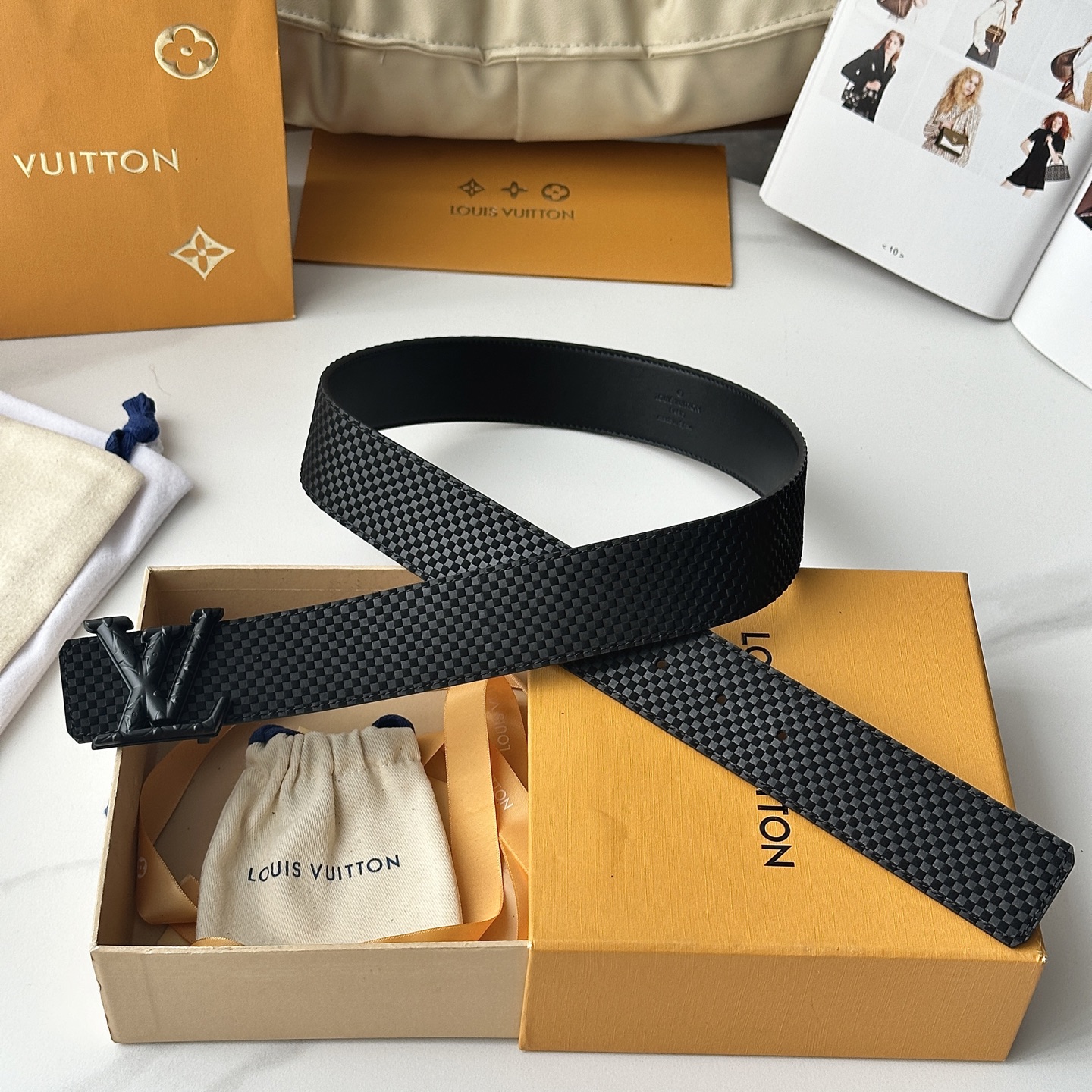 L驢家專櫃最新升級版本 寬度40mm 原廠小牛皮面壓刻有小格子圖案效果 進口柔軟小牛皮底 搭配新型字母搭