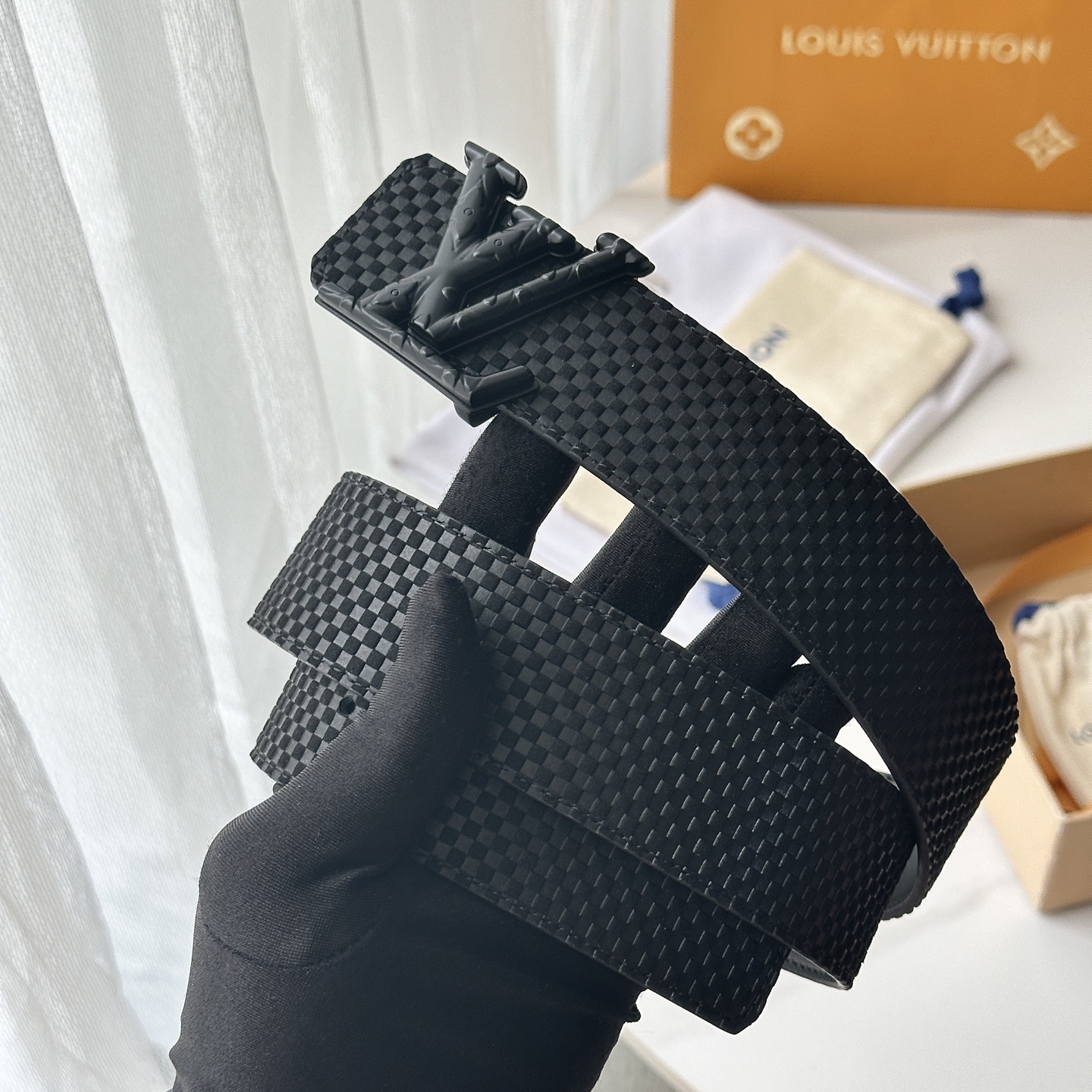 L驢家專櫃最新升級版本 寬度40mm 原廠小牛皮面壓刻有小格子圖案效果 進口柔軟小牛皮底 搭配新型字母搭