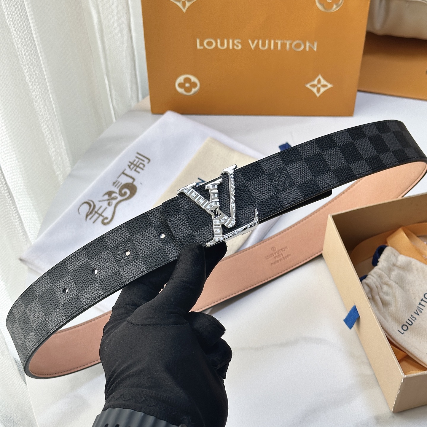 L驴家專櫃最新升級版本 寬度40毫米 精湛工藝定制帆布面料襯托進口树稿磨砂小牛皮底 搭配精鋼字母搭扣 經