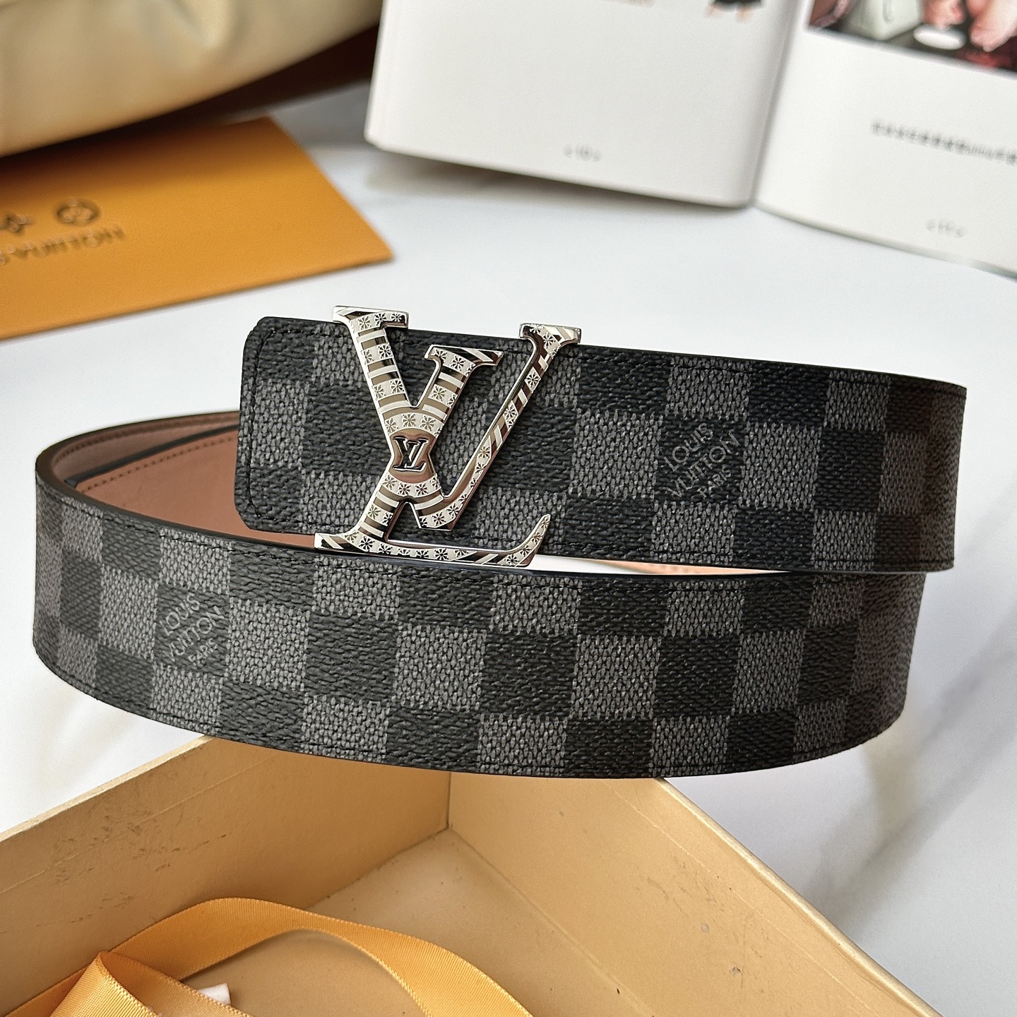 L驴家專櫃最新升級版本 寬度40毫米 精湛工藝定制帆布面料襯托進口树稿磨砂小牛皮底 搭配精鋼字母搭扣 經