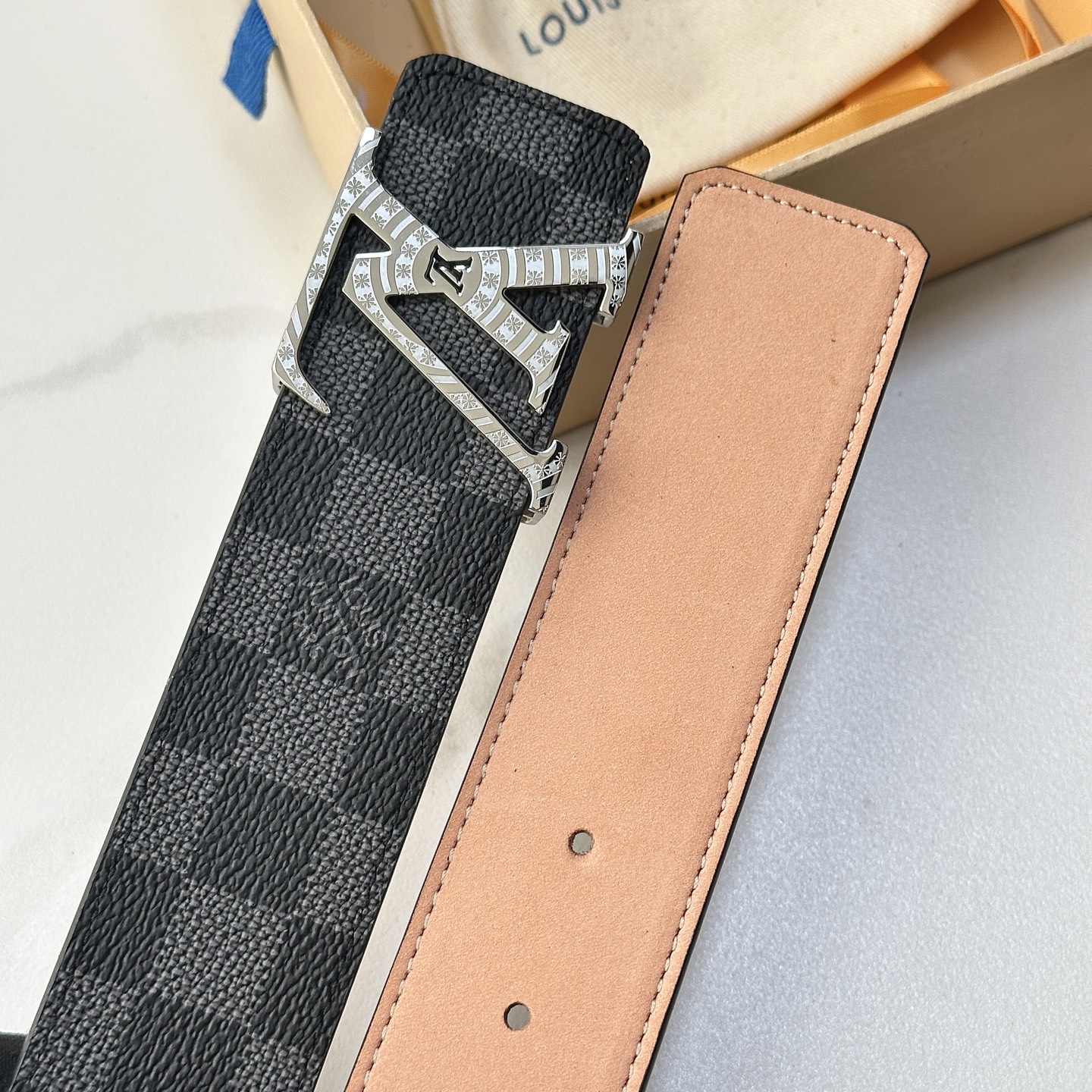 L驴家專櫃最新升級版本 寬度40毫米 精湛工藝定制帆布面料襯托進口树稿磨砂小牛皮底 搭配精鋼字母搭扣 經