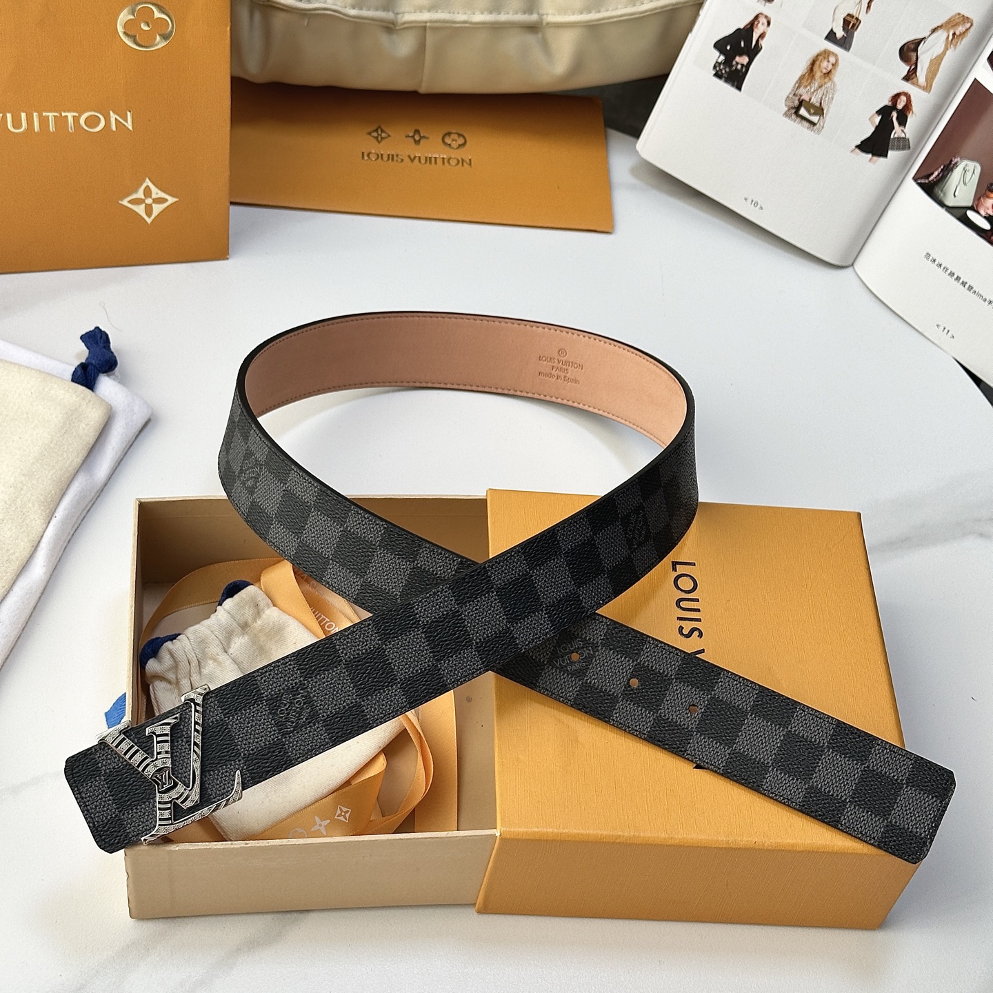 L驴家專櫃最新升級版本 寬度40毫米 精湛工藝定制帆布面料襯托進口树稿磨砂小牛皮底 搭配精鋼字母搭扣 經