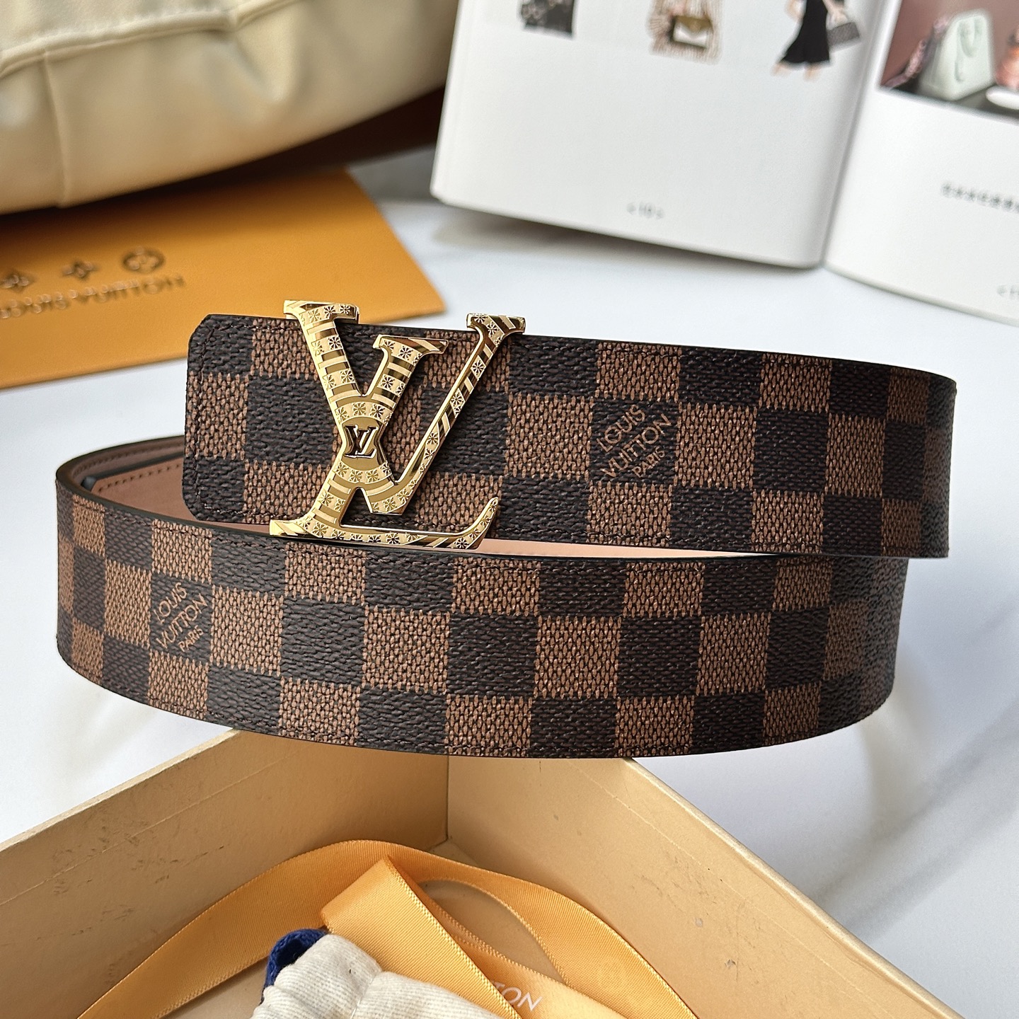 L驴家專櫃最新升級版本 寬度40毫米 精湛工藝定制帆布面料襯托進口树稿磨砂小牛皮底 搭配精鋼字母搭扣 經