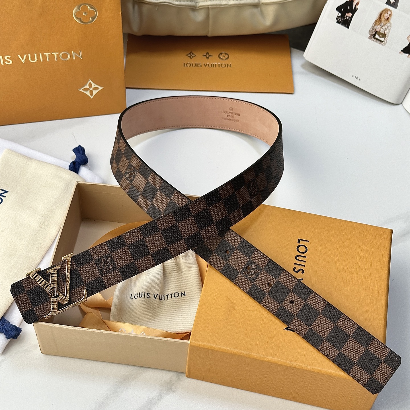 L驴家專櫃最新升級版本 寬度40毫米 精湛工藝定制帆布面料襯托進口树稿磨砂小牛皮底 搭配精鋼字母搭扣 經