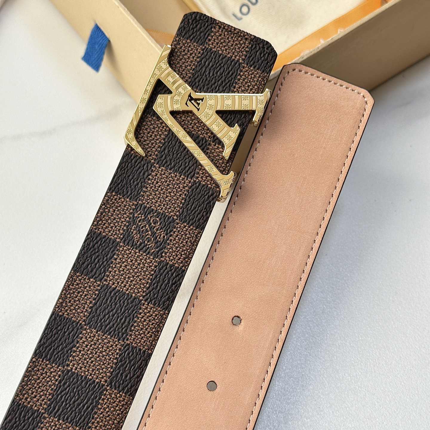 L驴家專櫃最新升級版本 寬度40毫米 精湛工藝定制帆布面料襯托進口树稿磨砂小牛皮底 搭配精鋼字母搭扣 經