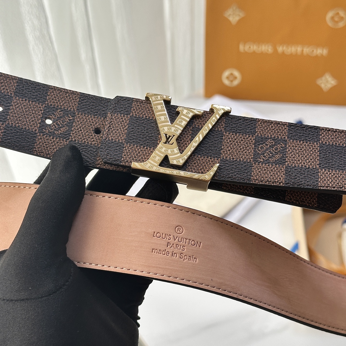 L驴家專櫃最新升級版本 寬度40毫米 精湛工藝定制帆布面料襯托進口树稿磨砂小牛皮底 搭配精鋼字母搭扣 經