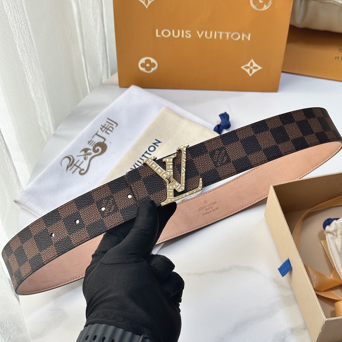 L驴家專櫃最新升級版本 寬度40毫米 精湛工藝定制帆布面料襯托進口树稿磨砂小牛皮底 搭配精鋼字母搭扣 經