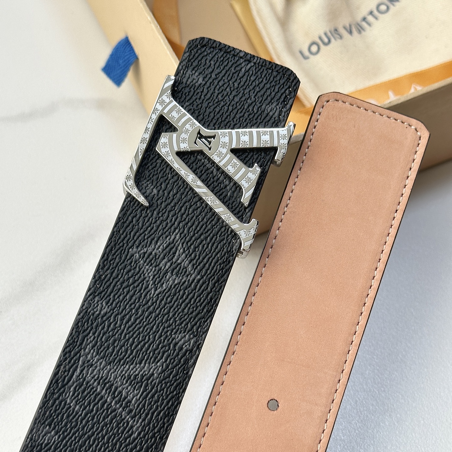 L驴家專櫃最新升級版本 寬度40毫米 精湛工藝定制帆布面料襯托進口树稿磨砂小牛皮底 搭配精鋼字母搭扣 經