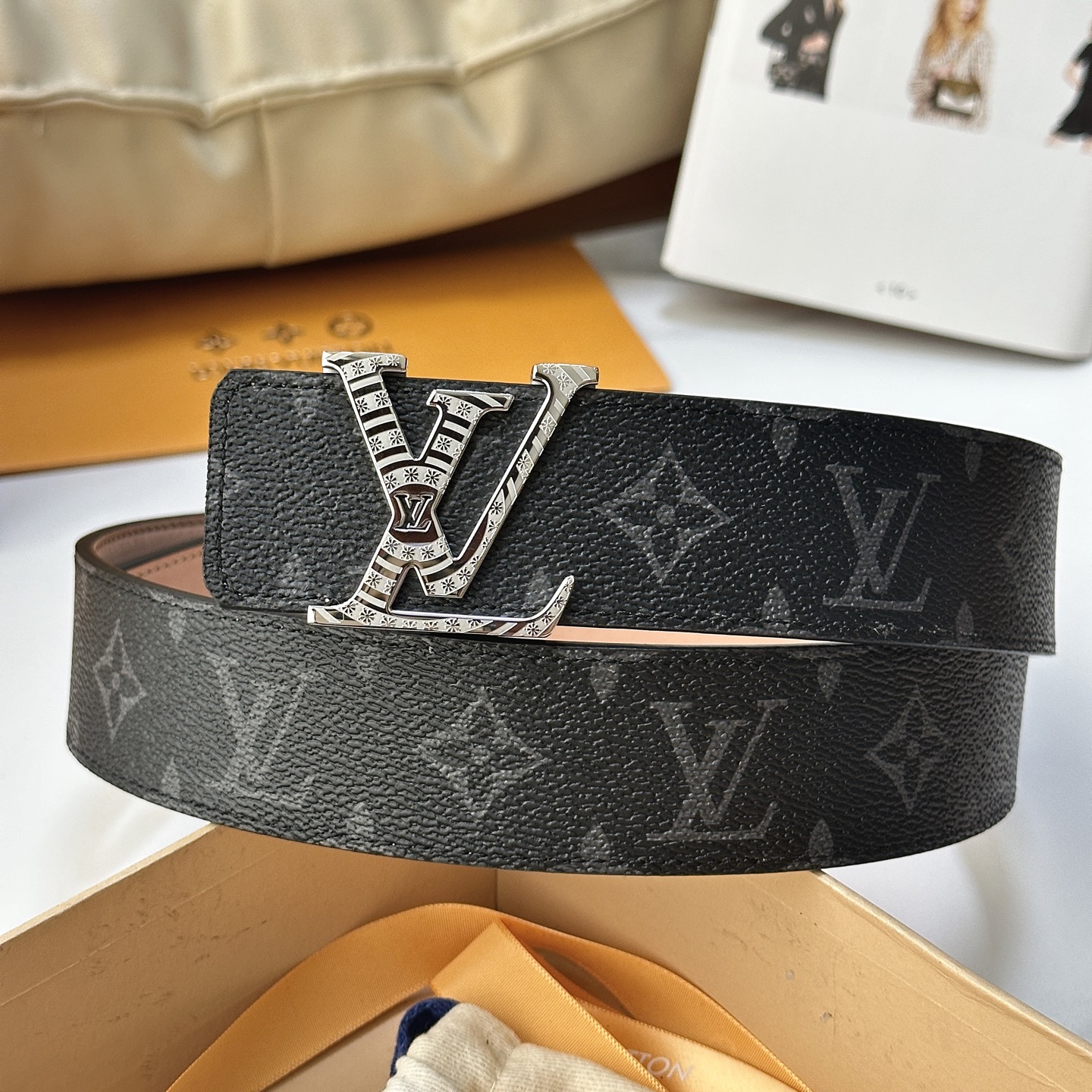 L驴家專櫃最新升級版本 寬度40毫米 精湛工藝定制帆布面料襯托進口树稿磨砂小牛皮底 搭配精鋼字母搭扣 經