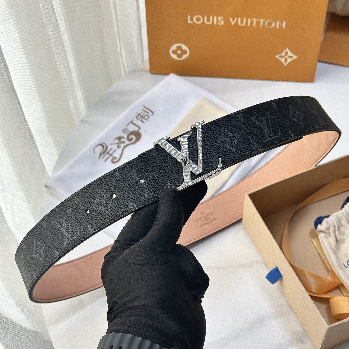 L驴家專櫃最新升級版本 寬度40毫米 精湛工藝定制帆布面料襯托進口树稿磨砂小牛皮底 搭配精鋼字母搭扣 經