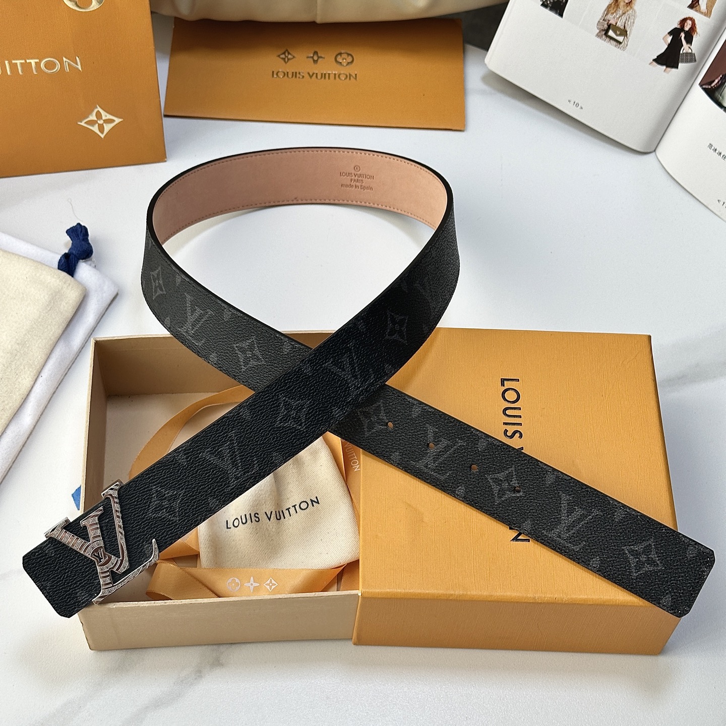 L驴家專櫃最新升級版本 寬度40毫米 精湛工藝定制帆布面料襯托進口树稿磨砂小牛皮底 搭配精鋼字母搭扣 經