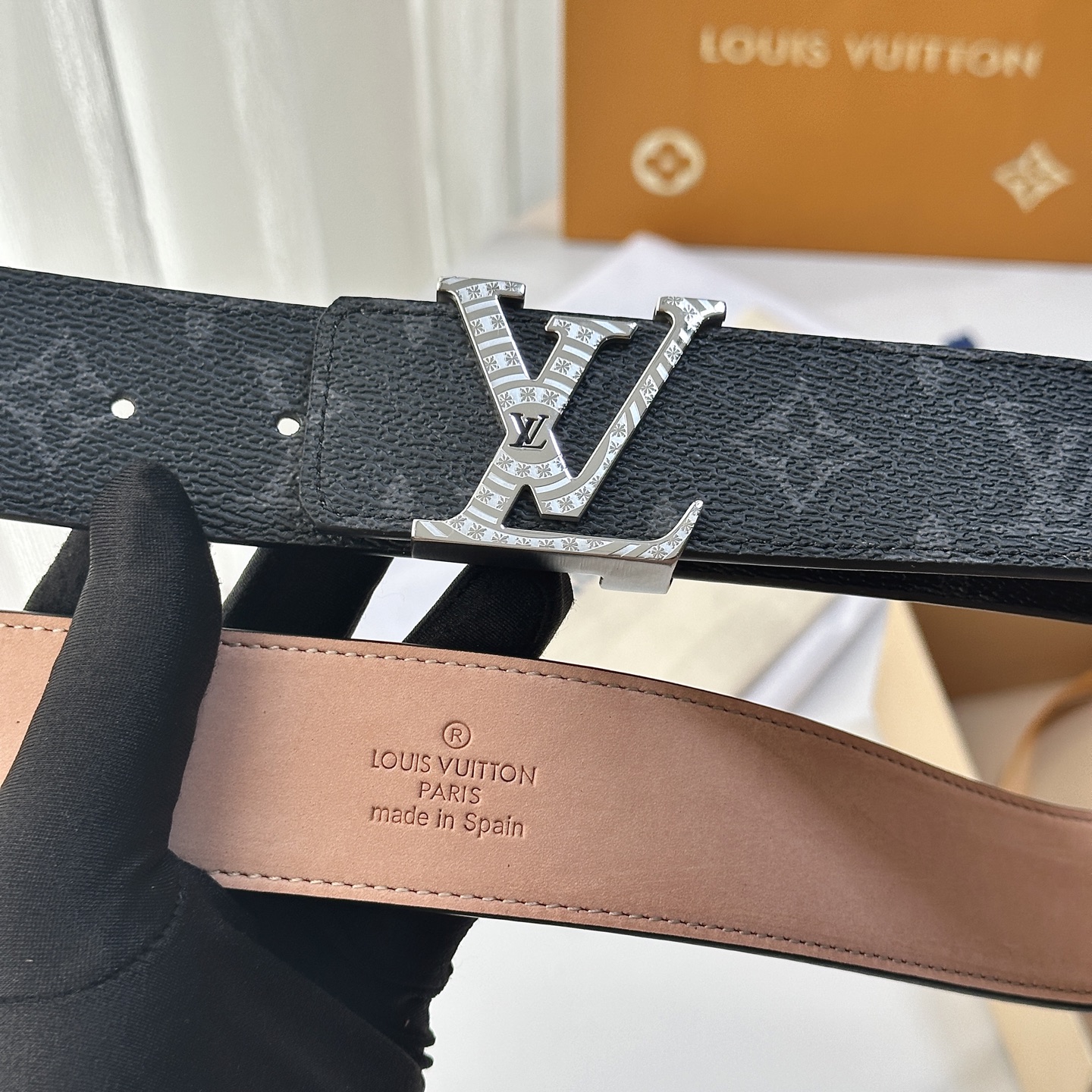 L驴家專櫃最新升級版本 寬度40毫米 精湛工藝定制帆布面料襯托進口树稿磨砂小牛皮底 搭配精鋼字母搭扣 經