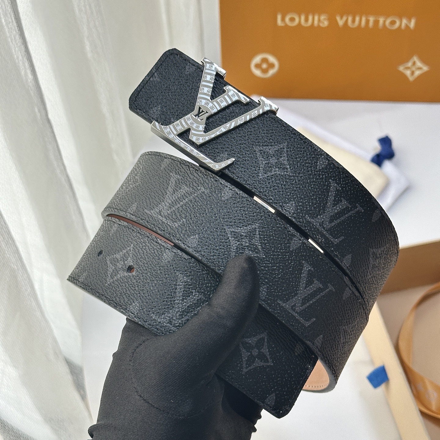 L驴家專櫃最新升級版本 寬度40毫米 精湛工藝定制帆布面料襯托進口树稿磨砂小牛皮底 搭配精鋼字母搭扣 經