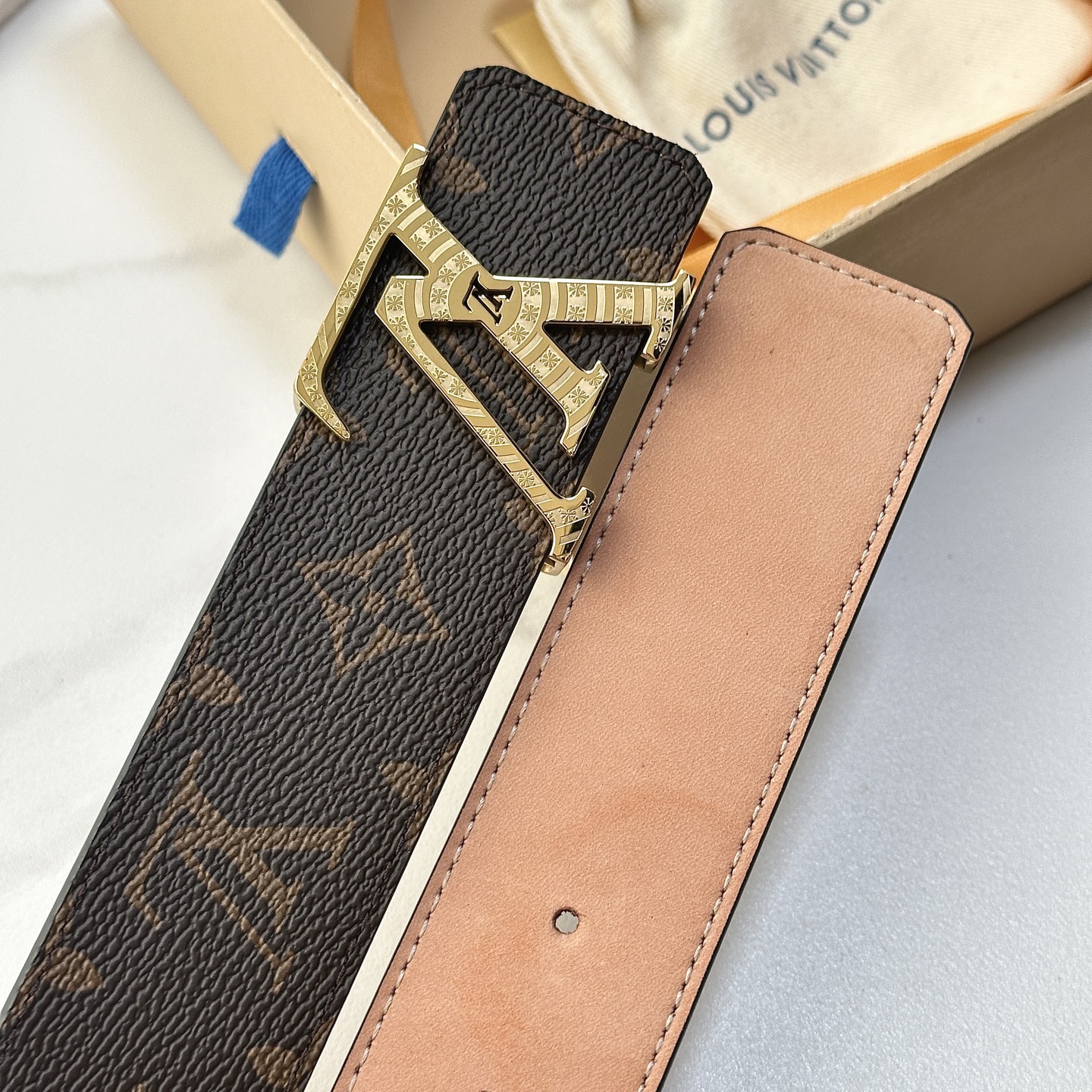 L驴家專櫃最新升級版本 寬度40毫米 精湛工藝定制帆布面料襯托進口树稿磨砂小牛皮底 搭配精鋼字母搭扣 經