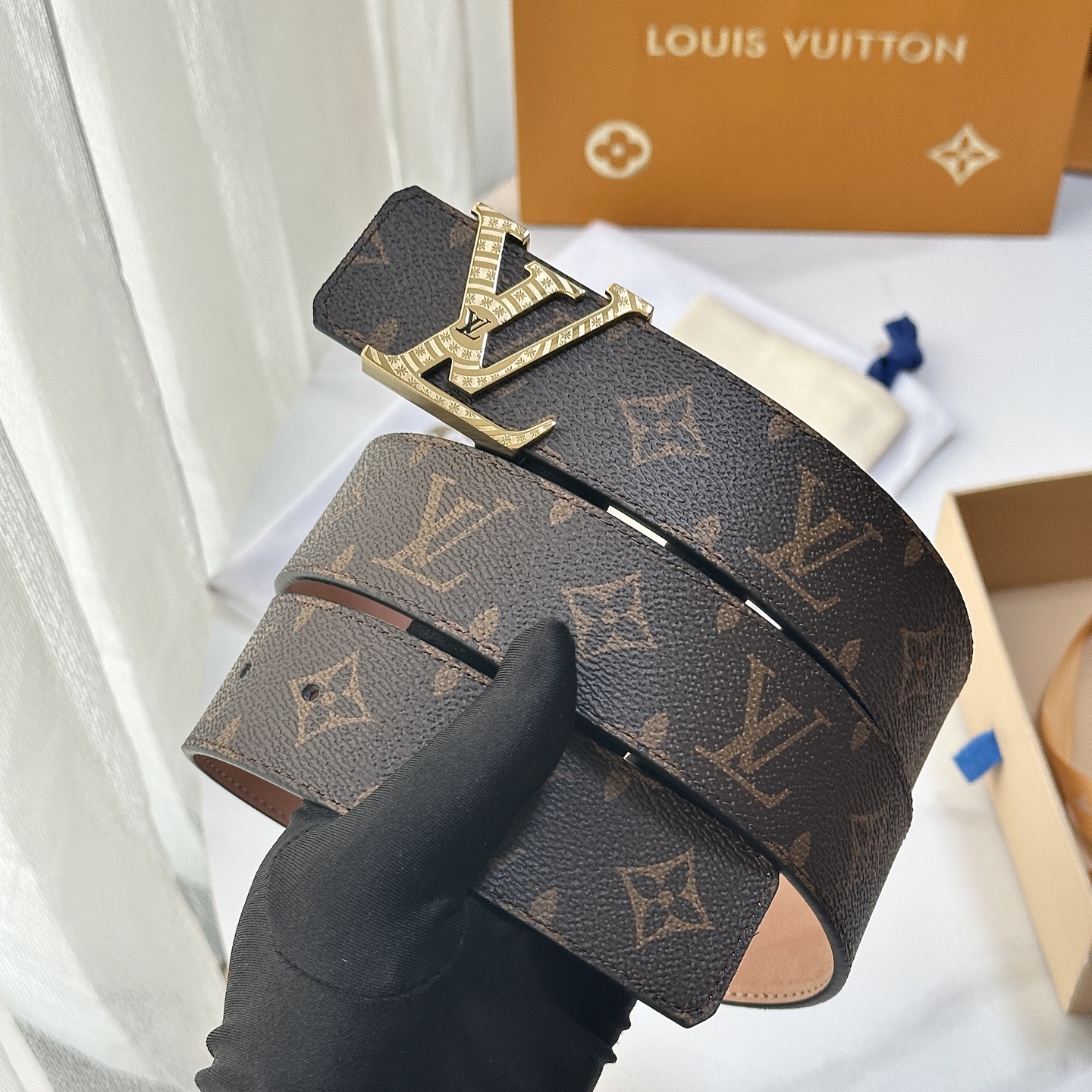 L驴家專櫃最新升級版本 寬度40毫米 精湛工藝定制帆布面料襯托進口树稿磨砂小牛皮底 搭配精鋼字母搭扣 經