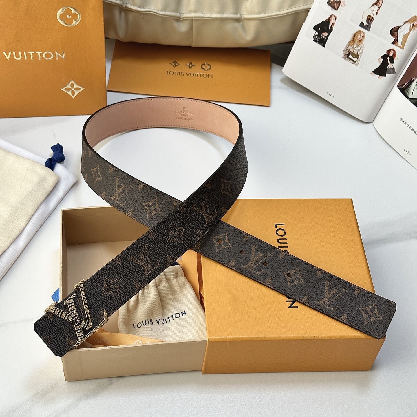 L驴家專櫃最新升級版本 寬度40毫米 精湛工藝定制帆布面料襯托進口树稿磨砂小牛皮底 搭配精鋼字母搭扣 經