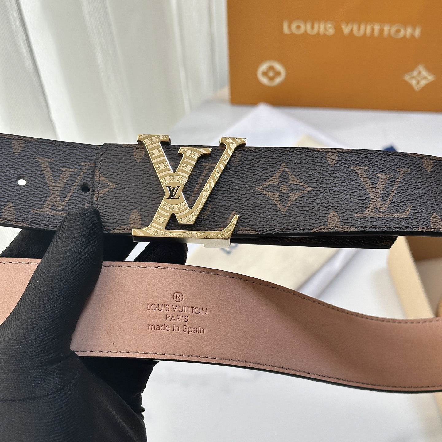 L驴家專櫃最新升級版本 寬度40毫米 精湛工藝定制帆布面料襯托進口树稿磨砂小牛皮底 搭配精鋼字母搭扣 經