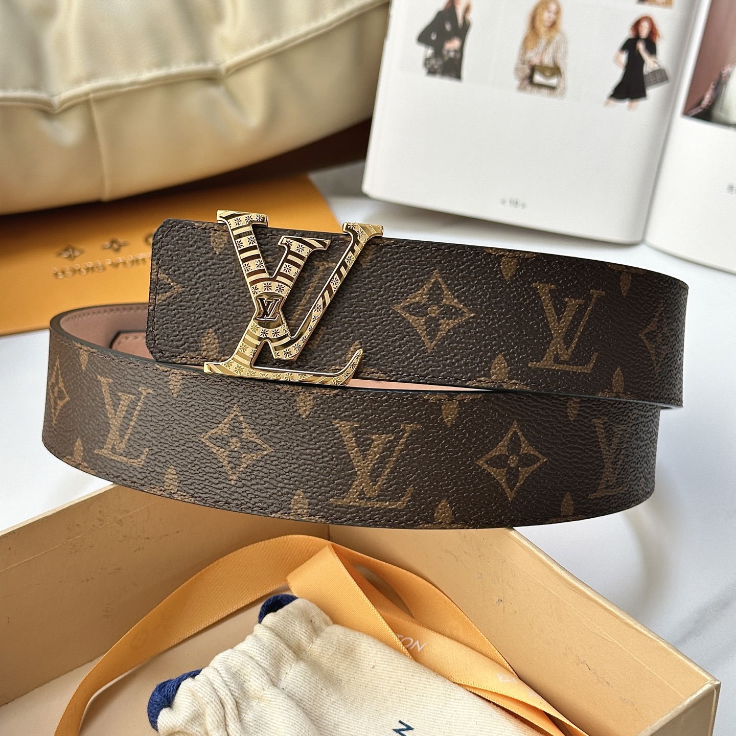 L驴家專櫃最新升級版本 寬度40毫米 精湛工藝定制帆布面料襯托進口树稿磨砂小牛皮底 搭配精鋼字母搭扣 經