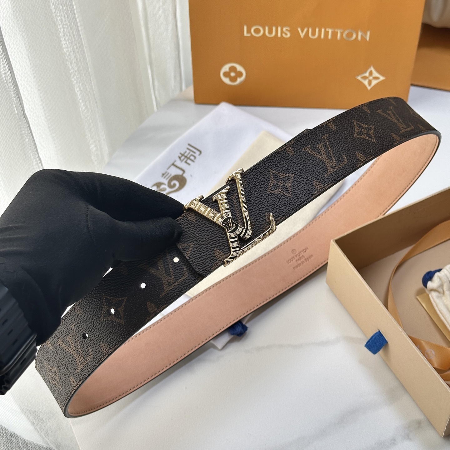 L驴家專櫃最新升級版本 寬度40毫米 精湛工藝定制帆布面料襯托進口树稿磨砂小牛皮底 搭配精鋼字母搭扣 經