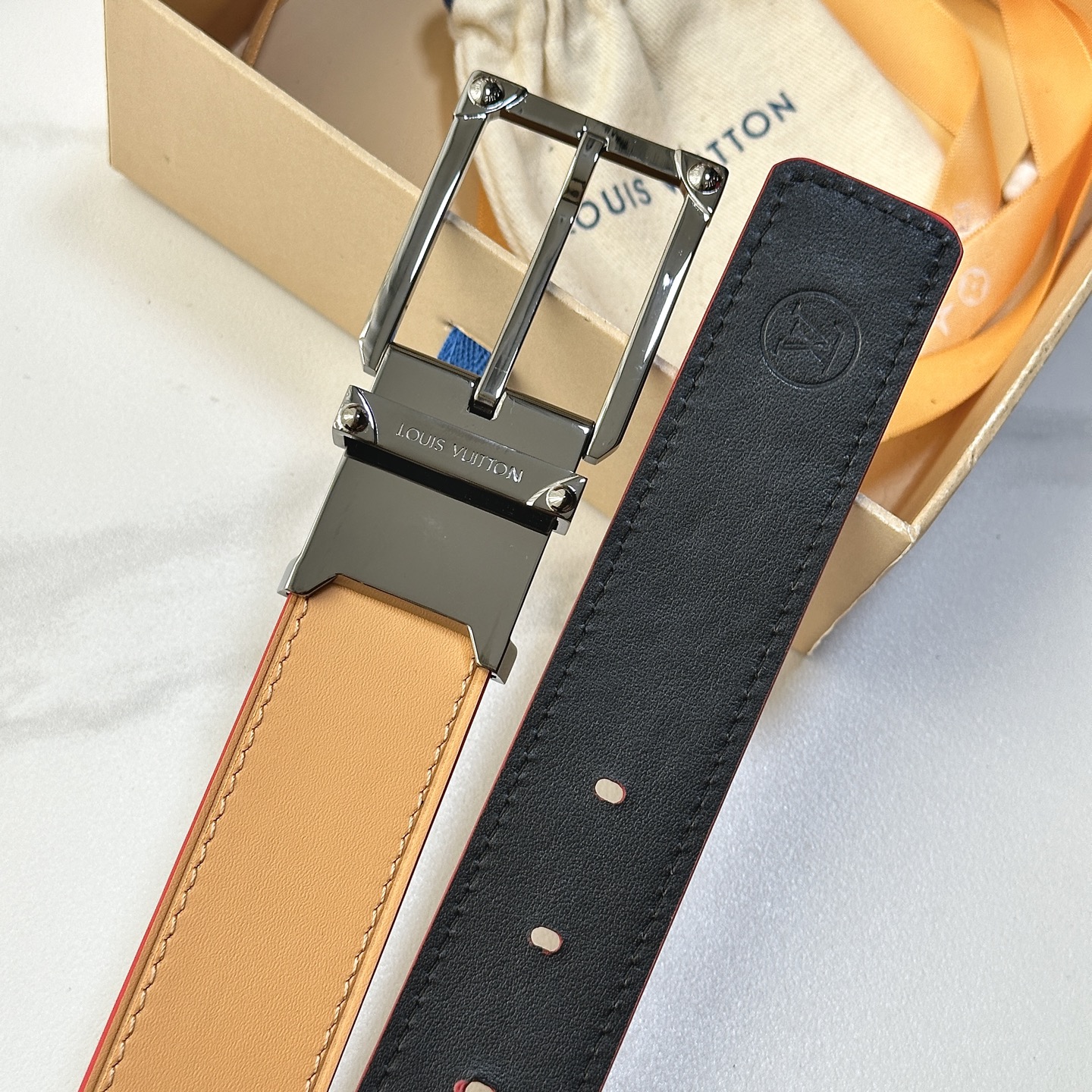 L驢家男士原單腰帶  寬度3.5cm 雙面均採用原廠進口小牛皮製成 質感超贊 搭配全新方形搭扣 日常或正