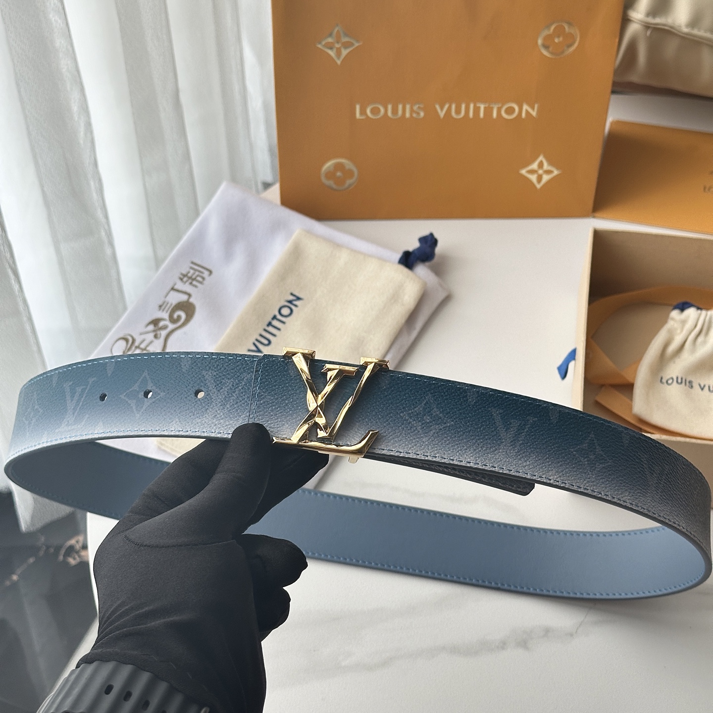 NO:860989,Original order The latest upgraded version of the Lvjia counter. Width 40 mm. Customized canvas fabric with exquisite craftsmanship and imported calfskin needle pattern bottom. Paired with stainless steel letter buckle. Classic and versatile! ,belt,cowhide19860909原单 L驢家專櫃最新升級版本 寬度40毫米 精湛工藝定制帆布面料襯托進口小牛皮針紋底 搭配精鋼字母搭扣 經典百搭款！,皮带,cowhide,Belt